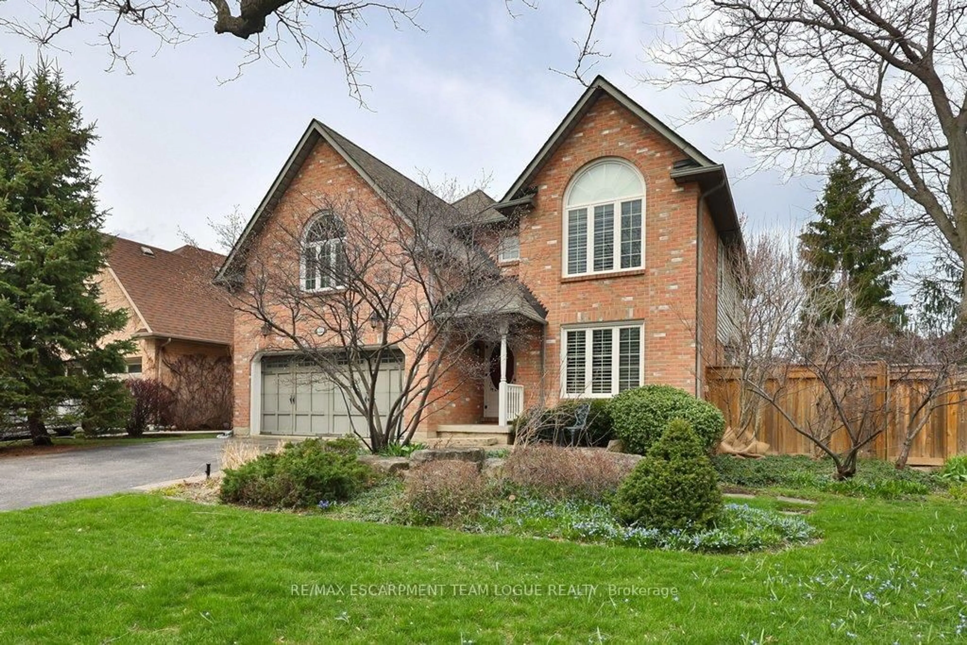 Home with brick exterior material, street for 2111 KEVIN Cres, Burlington Ontario L7M 4E3