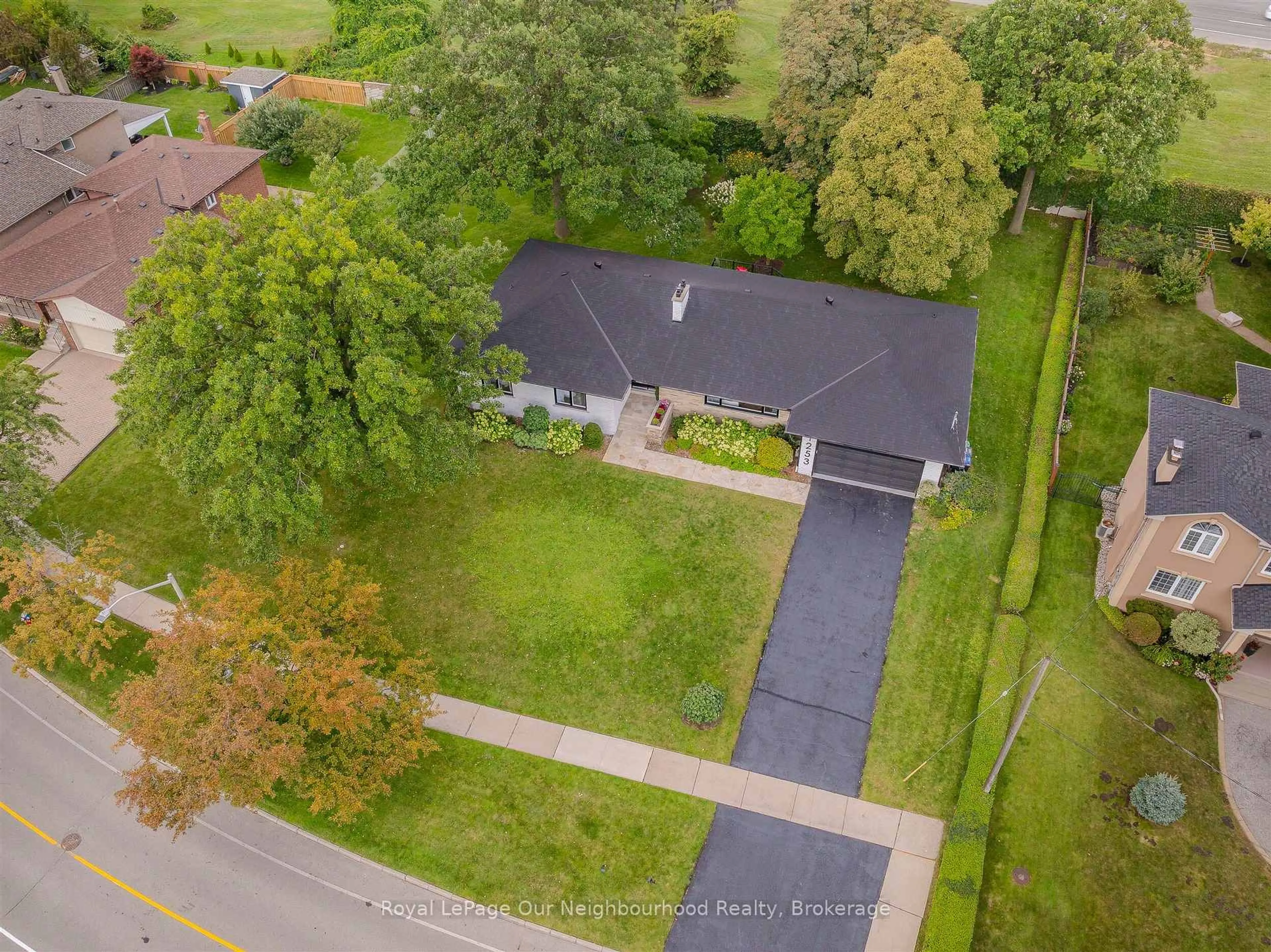 A pic from outside/outdoor area/front of a property/back of a property/a pic from drone, street for 1253 Melton Dr, Mississauga Ontario L4Y 1L6