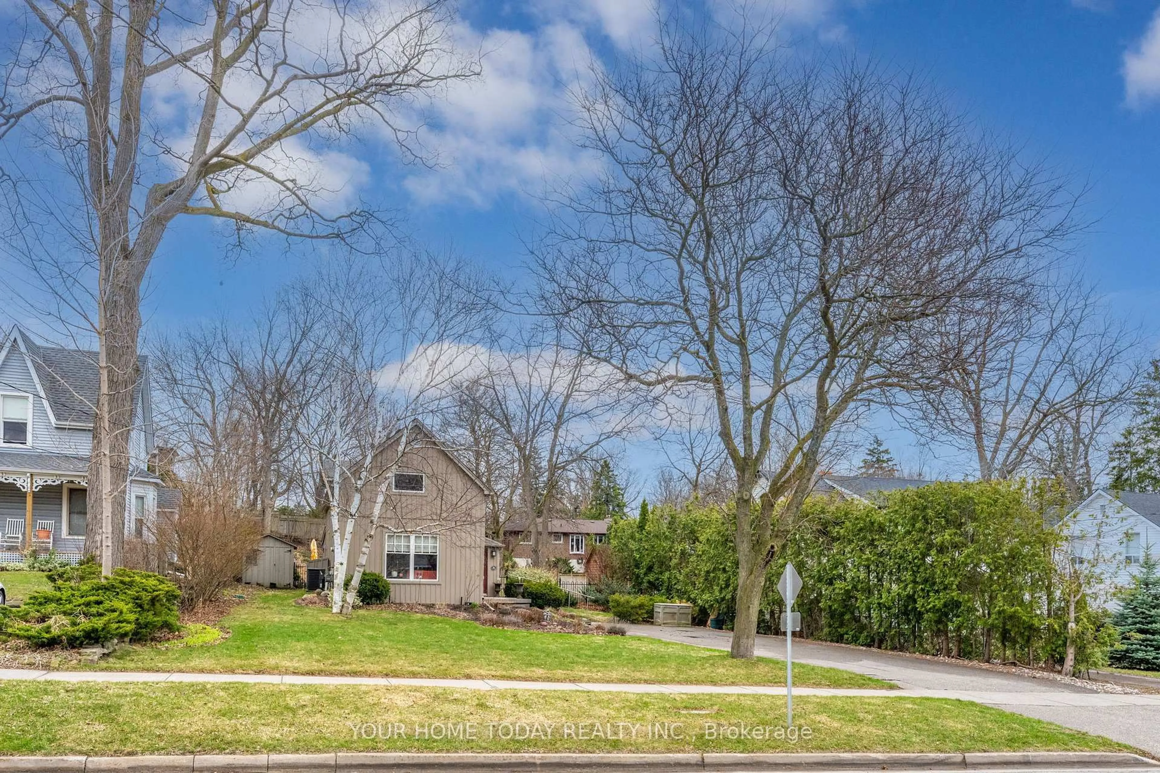 A pic from outside/outdoor area/front of a property/back of a property/a pic from drone, street for 36 Queen St, Halton Hills Ontario L7G 2E6