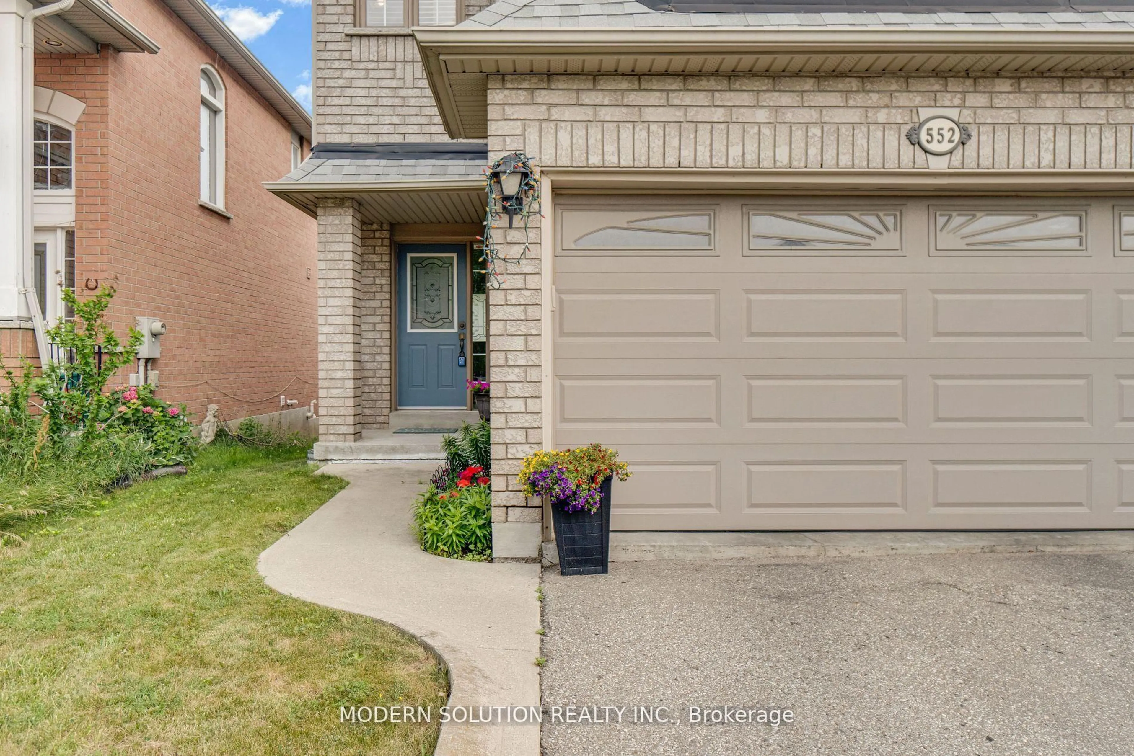 Home with brick exterior material, street for 552 Wildgrass Rd, Mississauga Ontario L5B 4H7