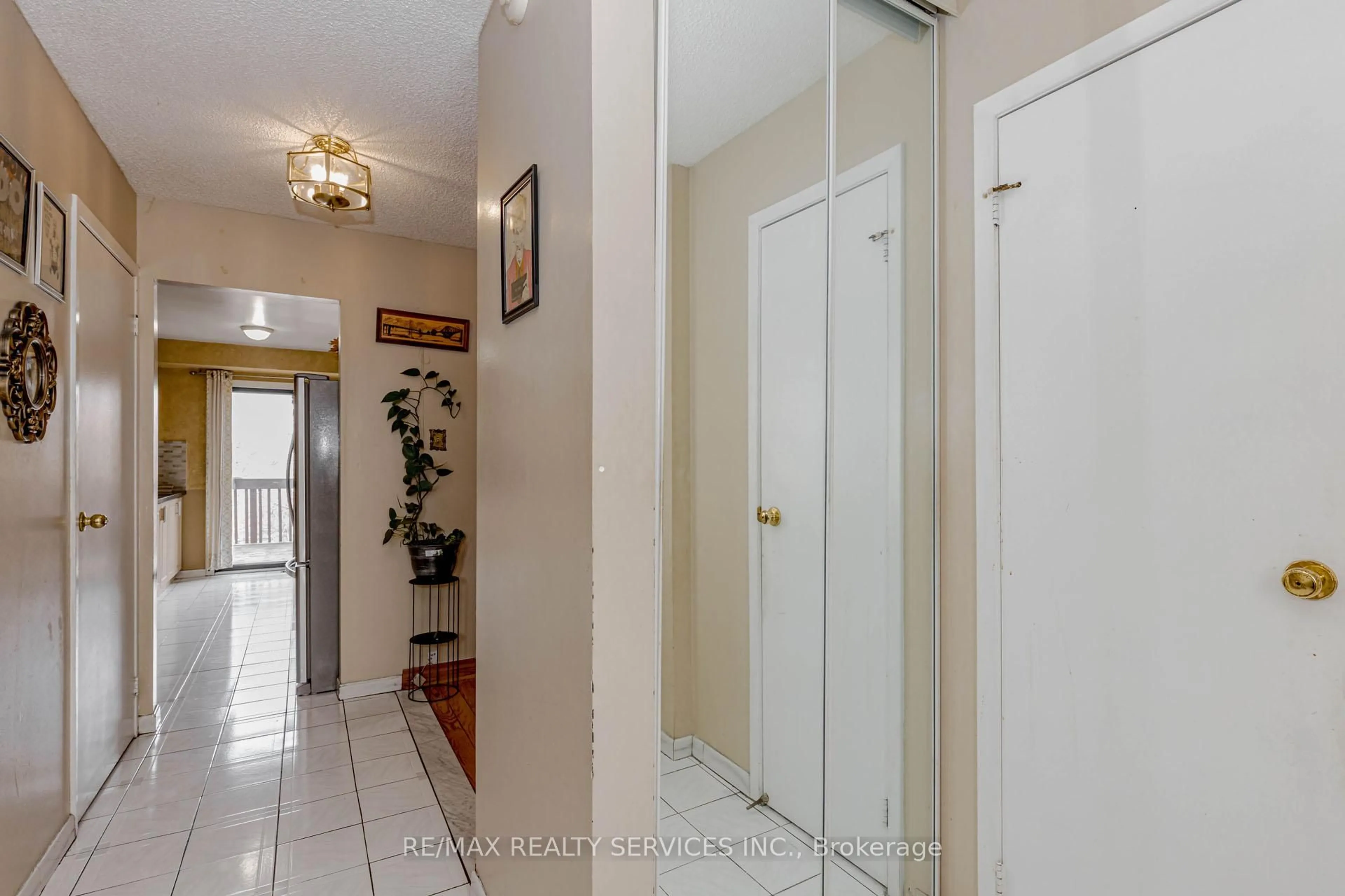 Indoor entryway for 130 Cutters Cres, Brampton Ontario L6Y 4J8