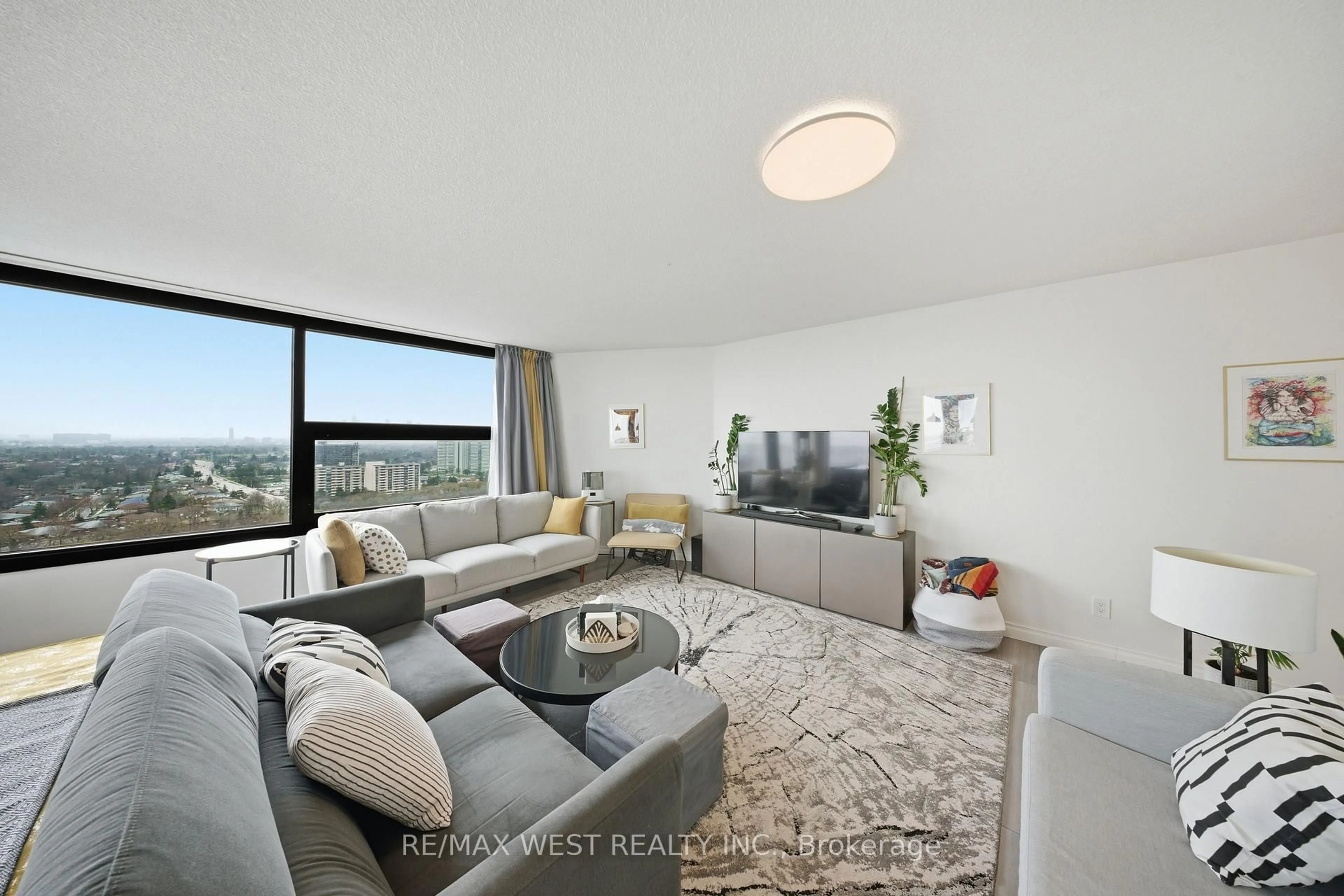 Living room with furniture, unknown for 1300 Bloor St #2302, Mississauga Ontario L4Y 3Z2