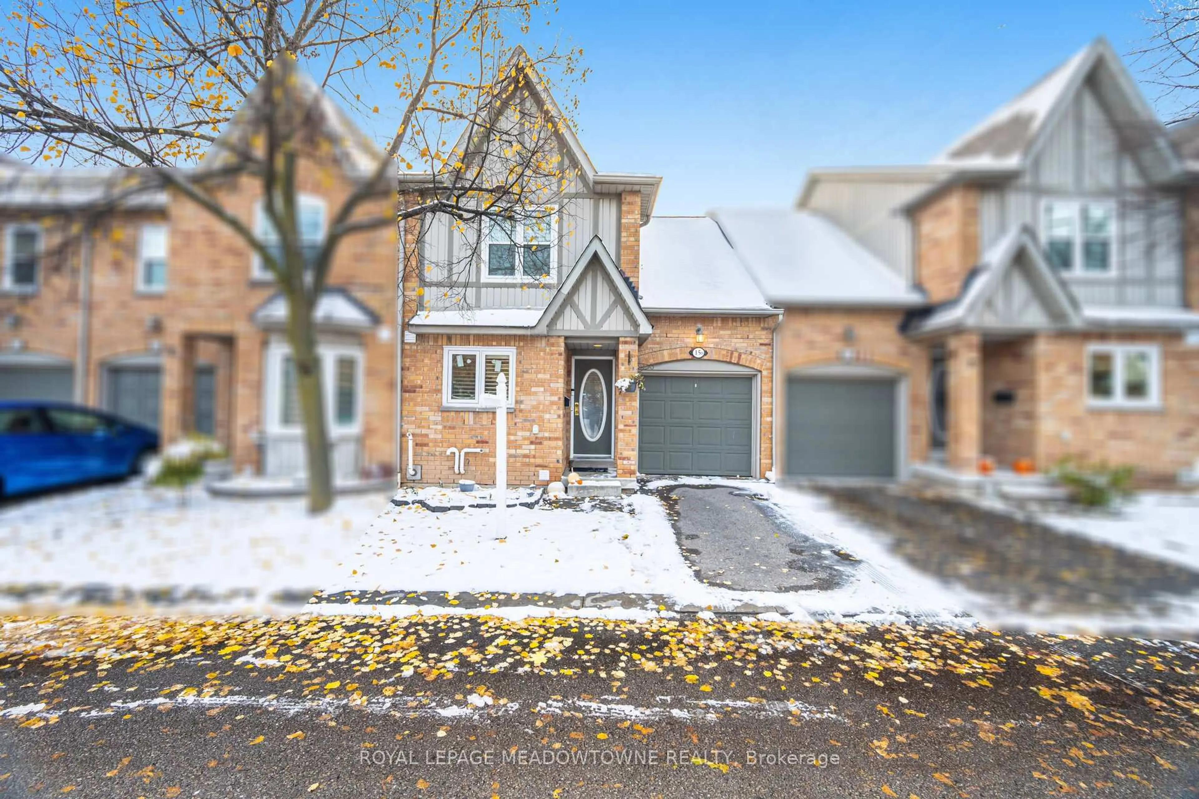 A pic from outside/outdoor area/front of a property/back of a property/a pic from drone, street for 5865 Dalebrook Cres #15B, Mississauga Ontario L5M 5X1