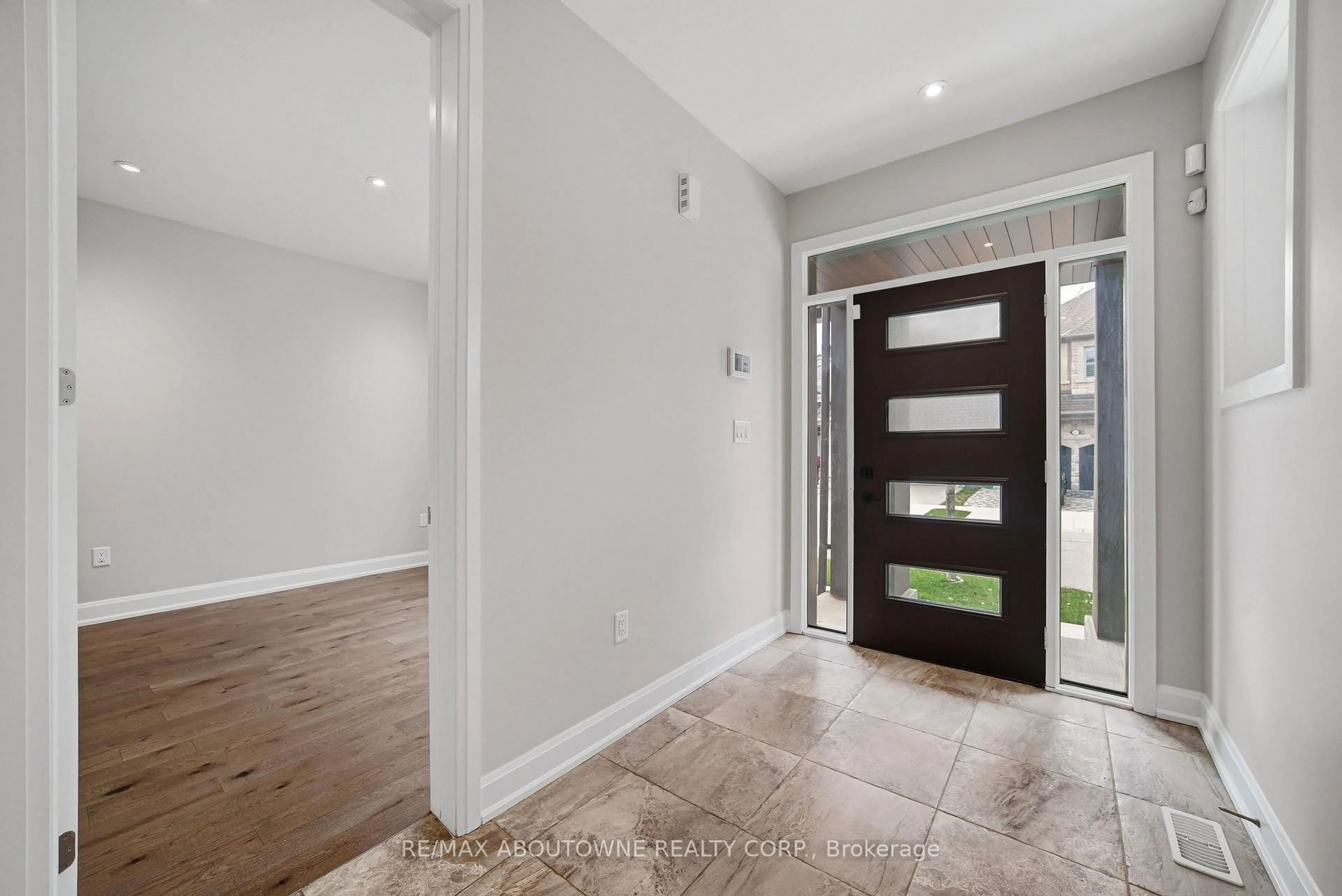 Indoor entryway for 224 Cherryhurst Rd, Oakville Ontario L6M 0Z7
