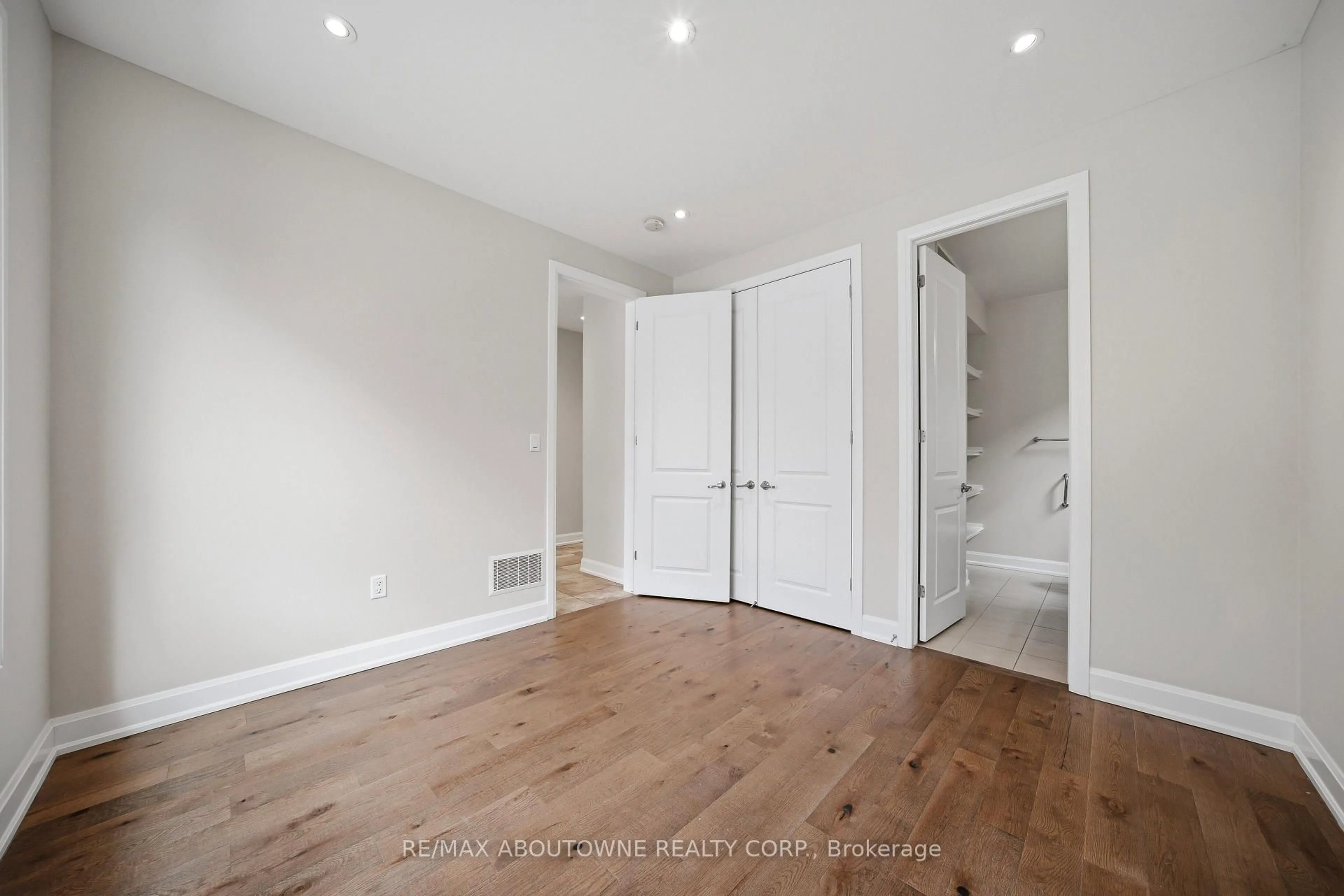 A pic of a room for 224 Cherryhurst Rd, Oakville Ontario L6M 0Z7