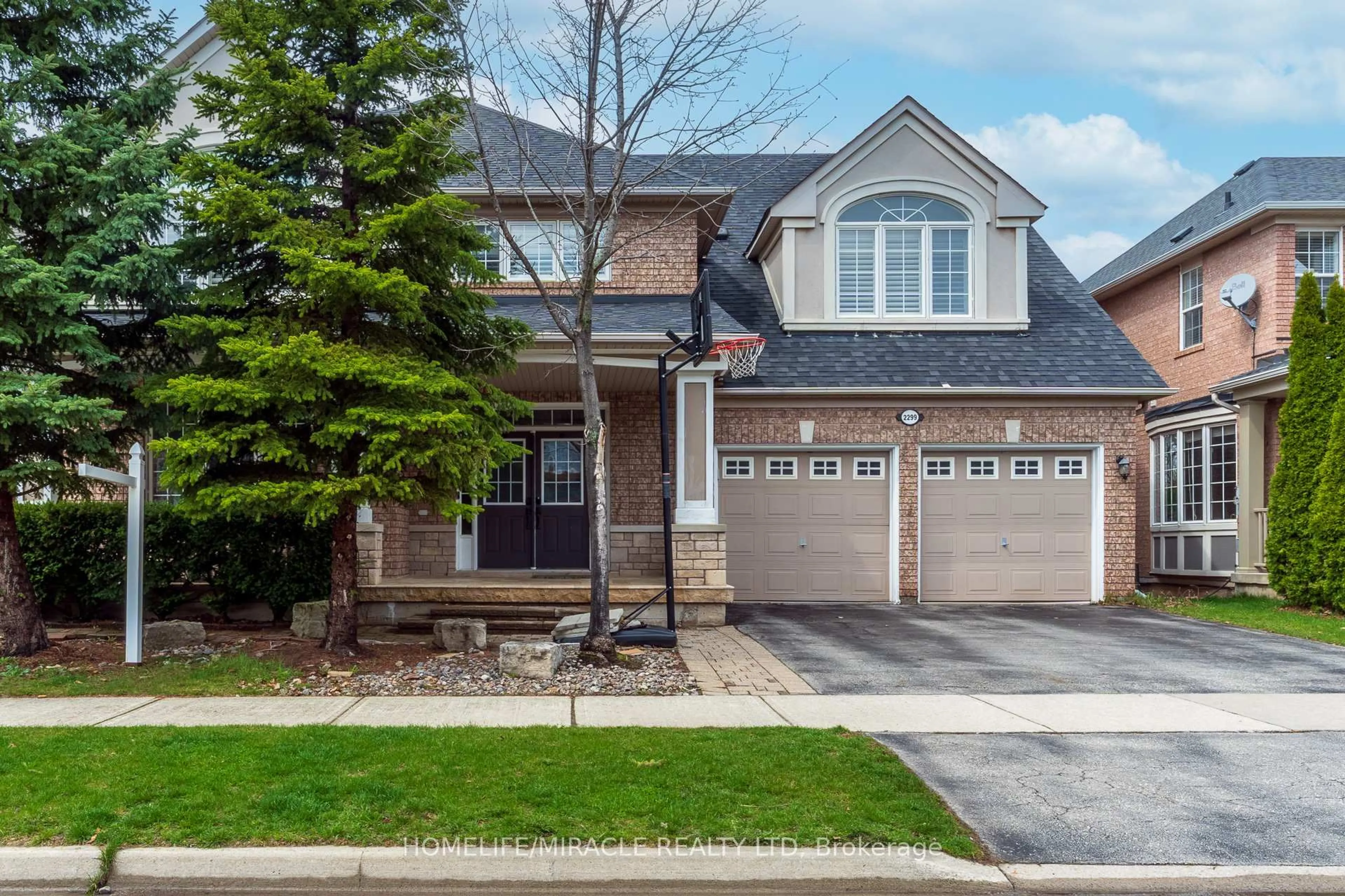 Home with brick exterior material, street for 2299 Glazebrook Circ, Oakville Ontario L6M 5B5