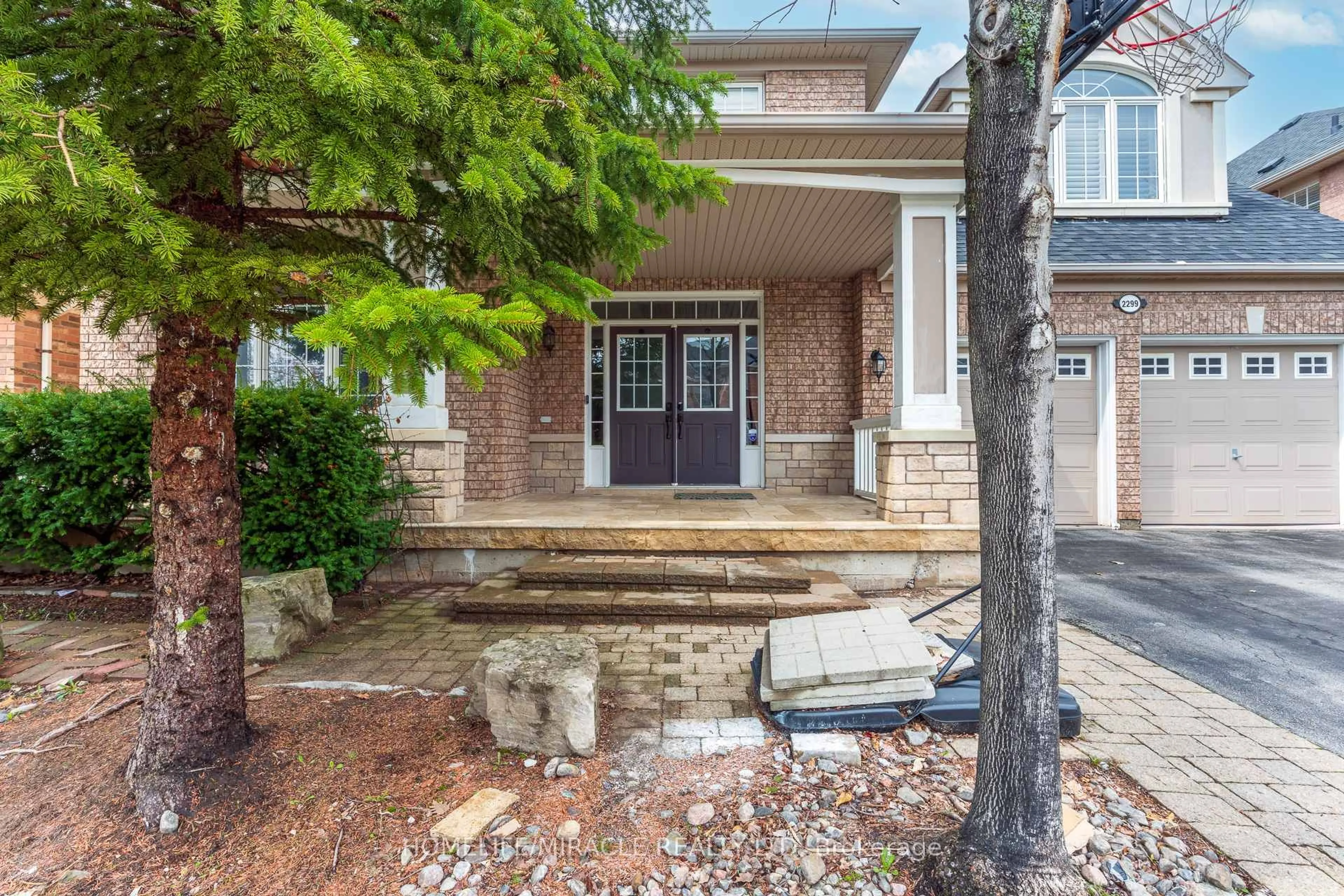 Home with brick exterior material, street for 2299 Glazebrook Circ, Oakville Ontario L6M 5B5