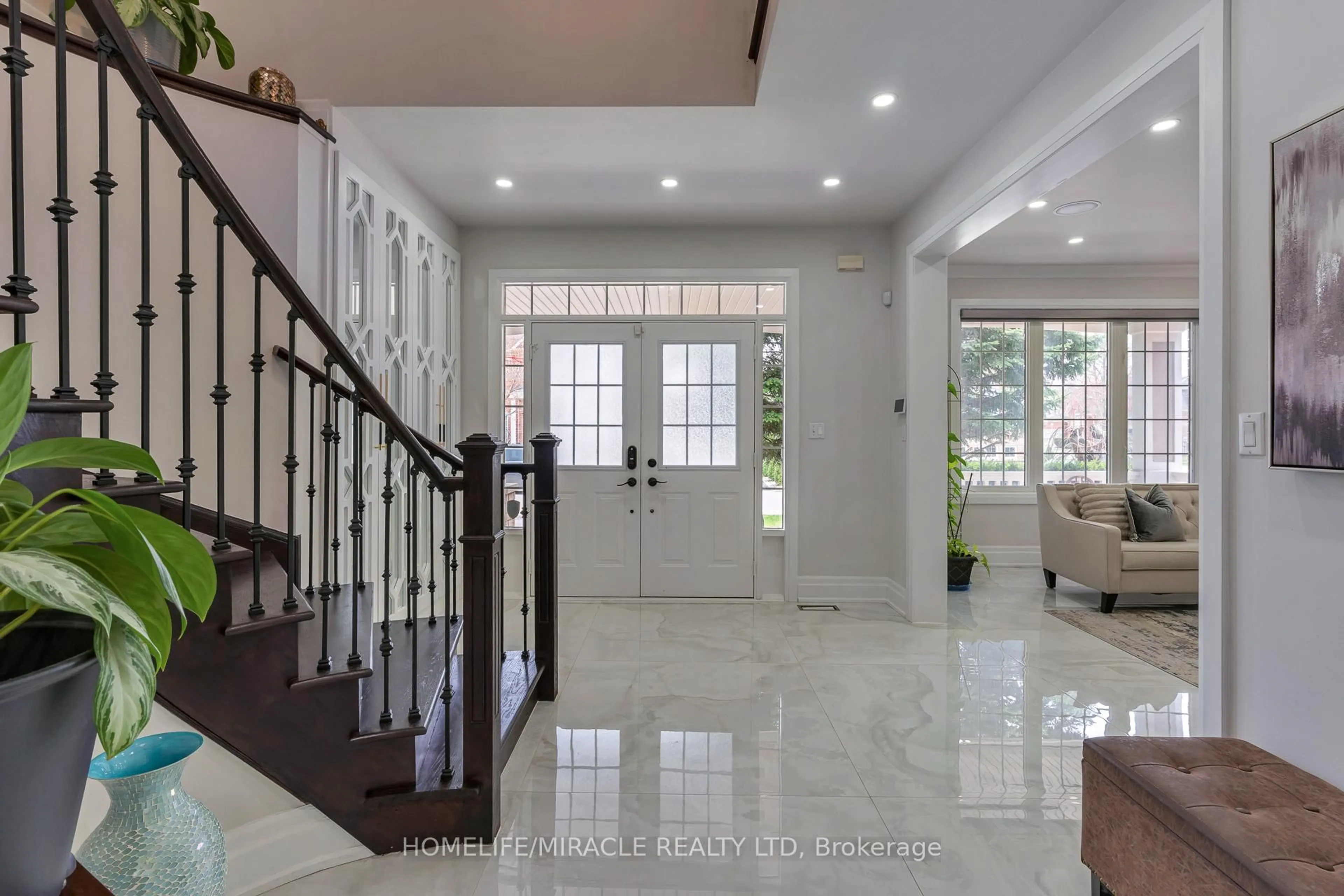 Indoor foyer for 2299 Glazebrook Circ, Oakville Ontario L6M 5B5