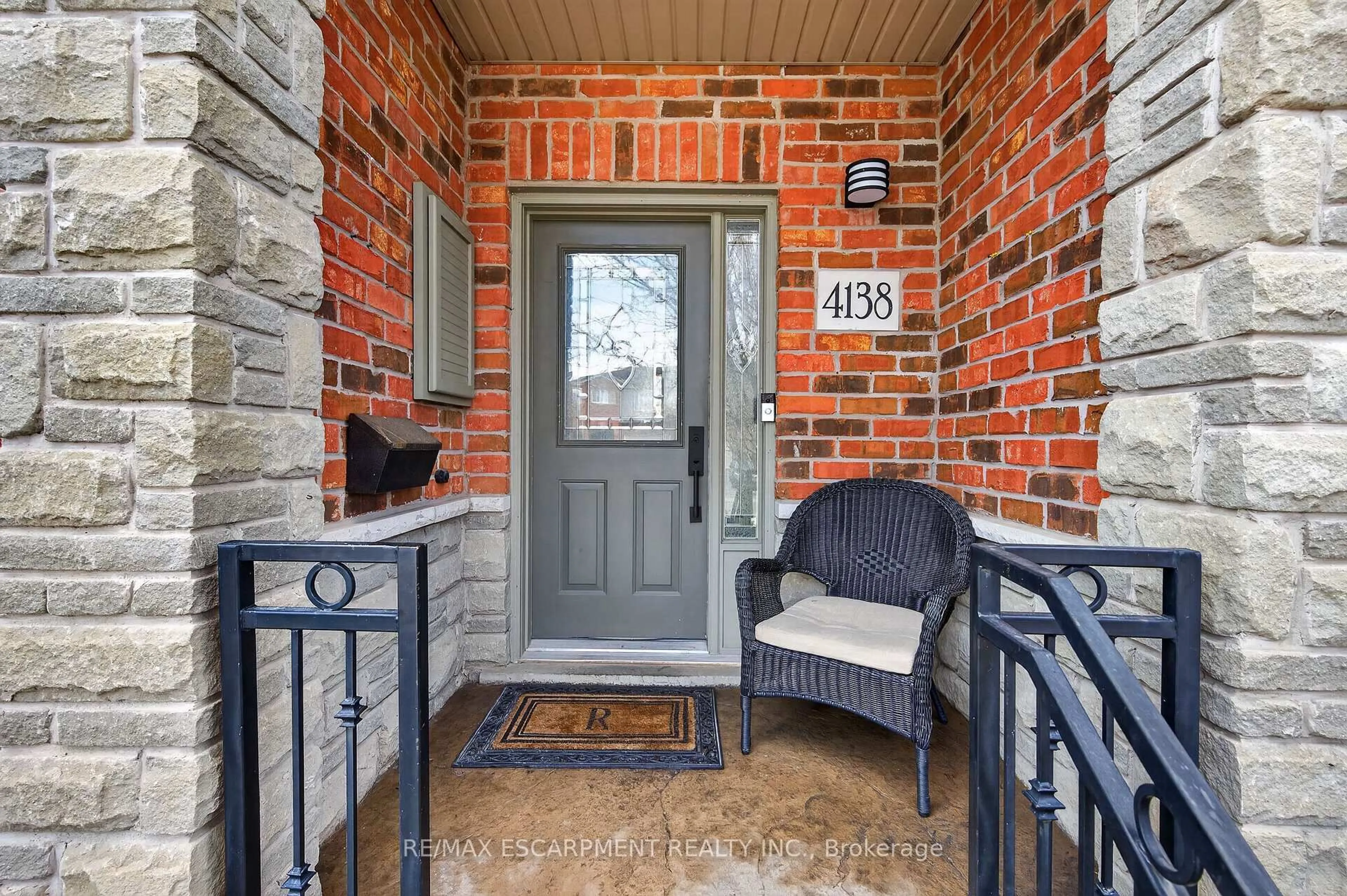 Indoor entryway for 4138 Medland Dr, Burlington Ontario L7M 4Z8