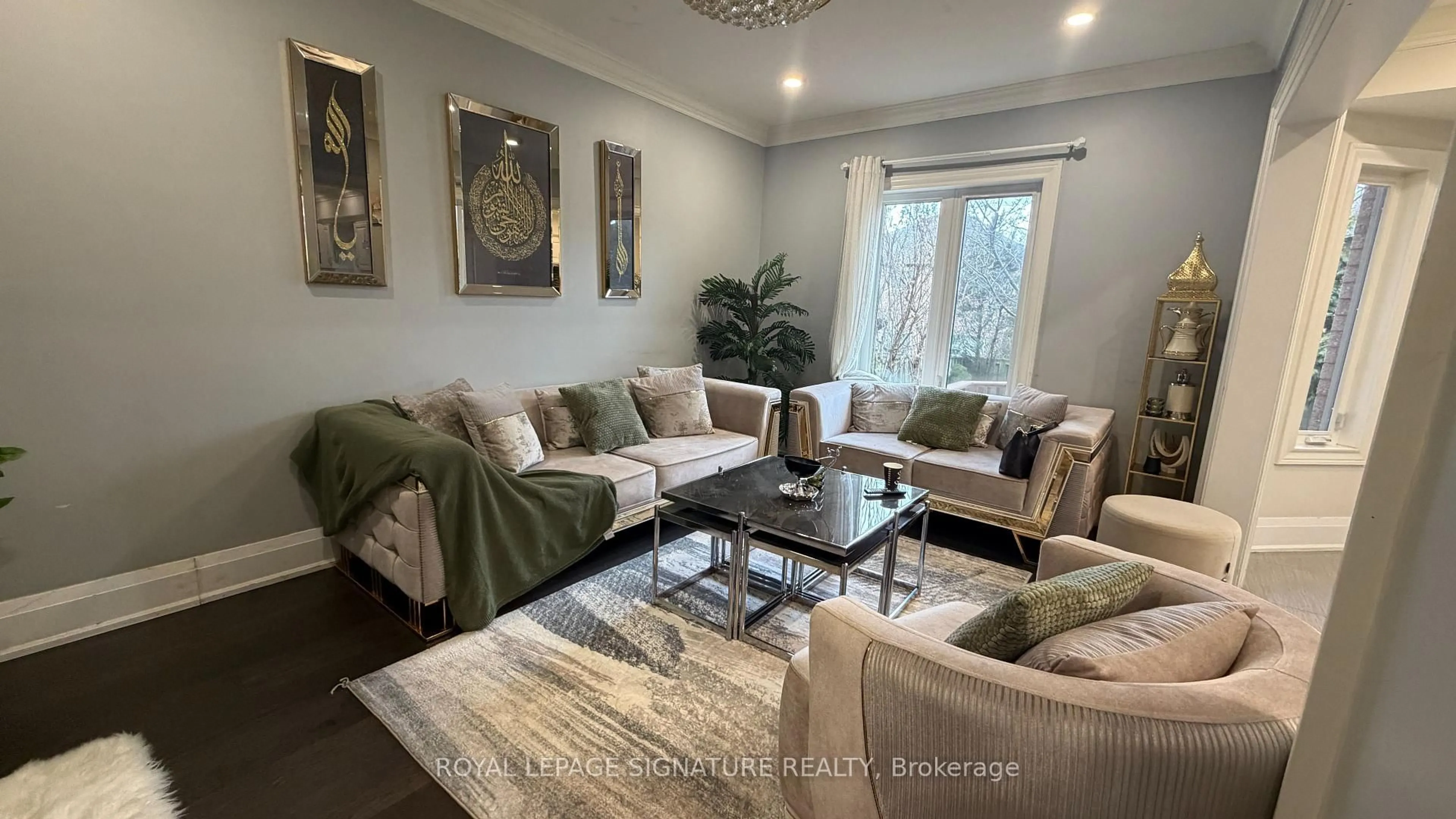 Living room with furniture, wood/laminate floor for 874 Mantle Cres, Mississauga Ontario L5V 2G4