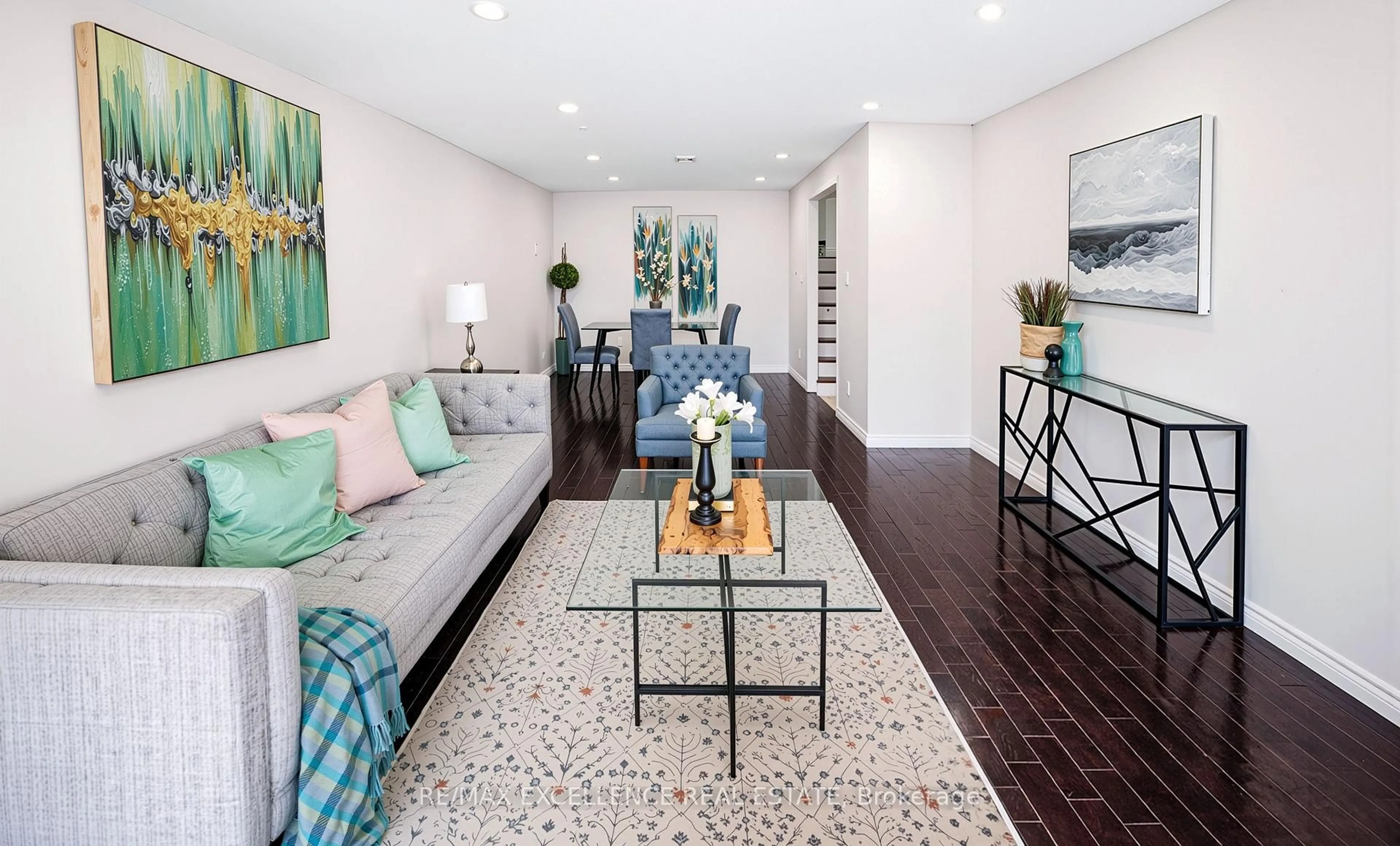 Living room with furniture, unknown for 44 Fallway Rd, Brampton Ontario L6V 3H2