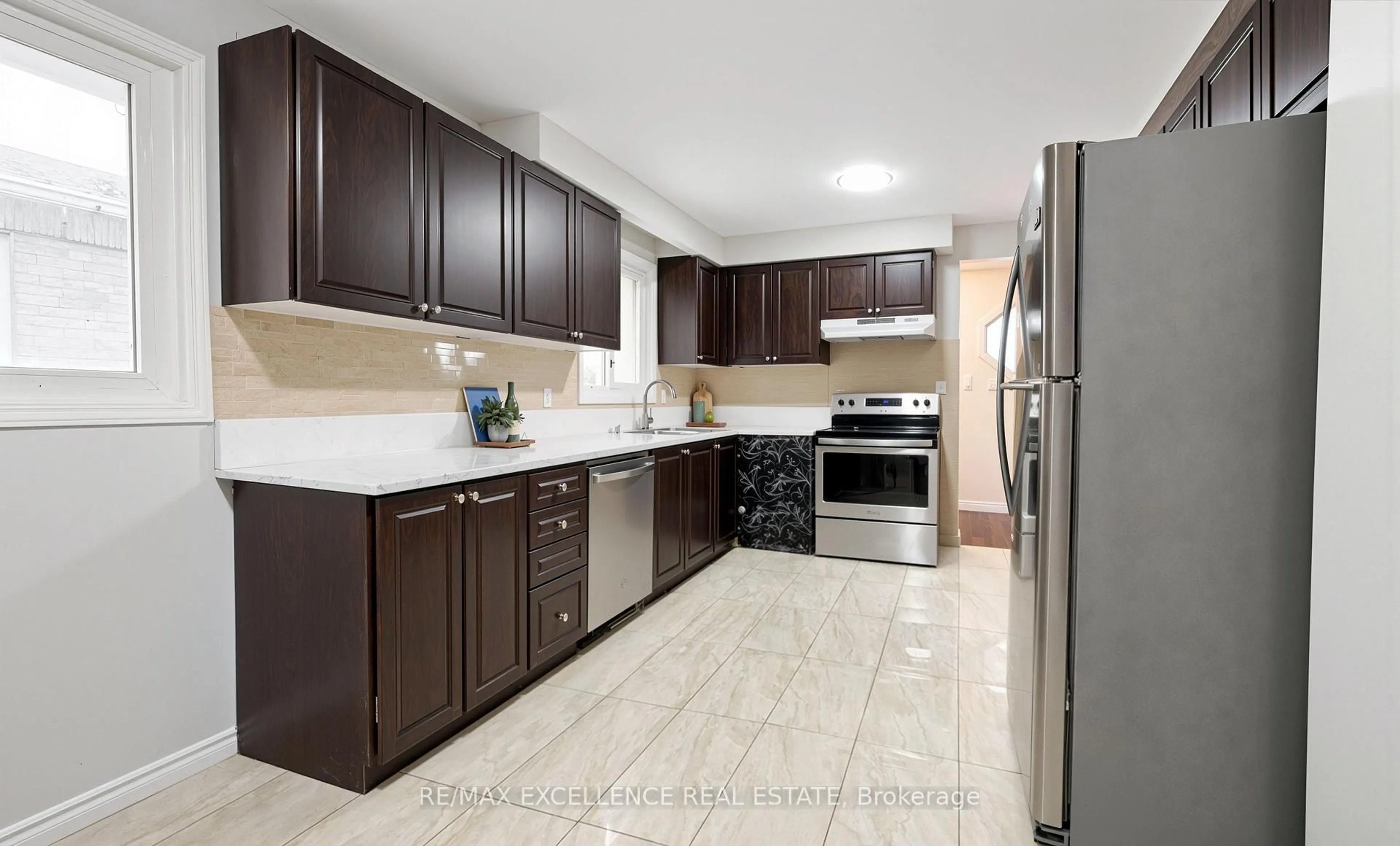 Standard kitchen, ceramic/tile floor for 44 Fallway Rd, Brampton Ontario L6V 3H2