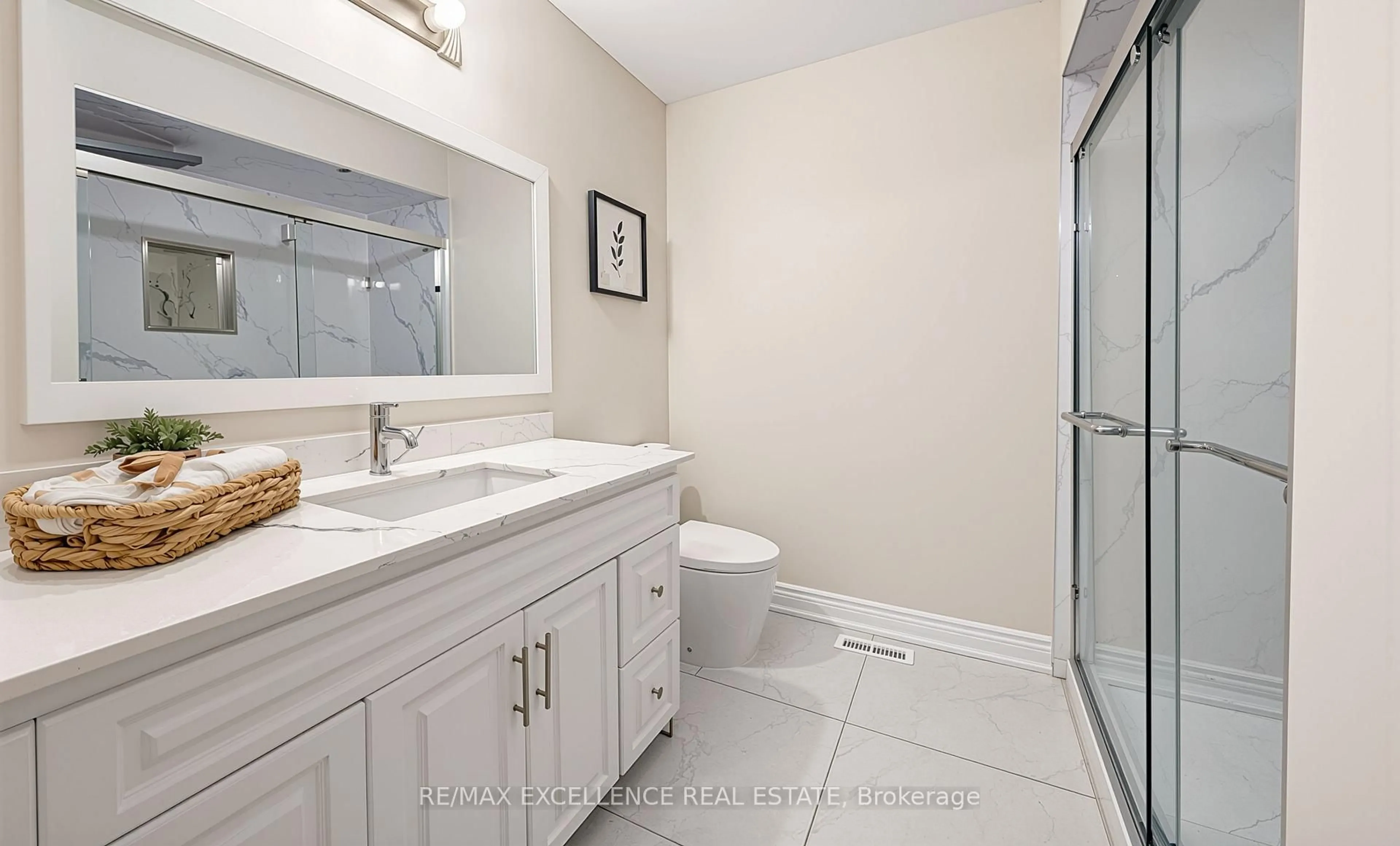 Standard bathroom, ceramic/tile floor for 44 Fallway Rd, Brampton Ontario L6V 3H2