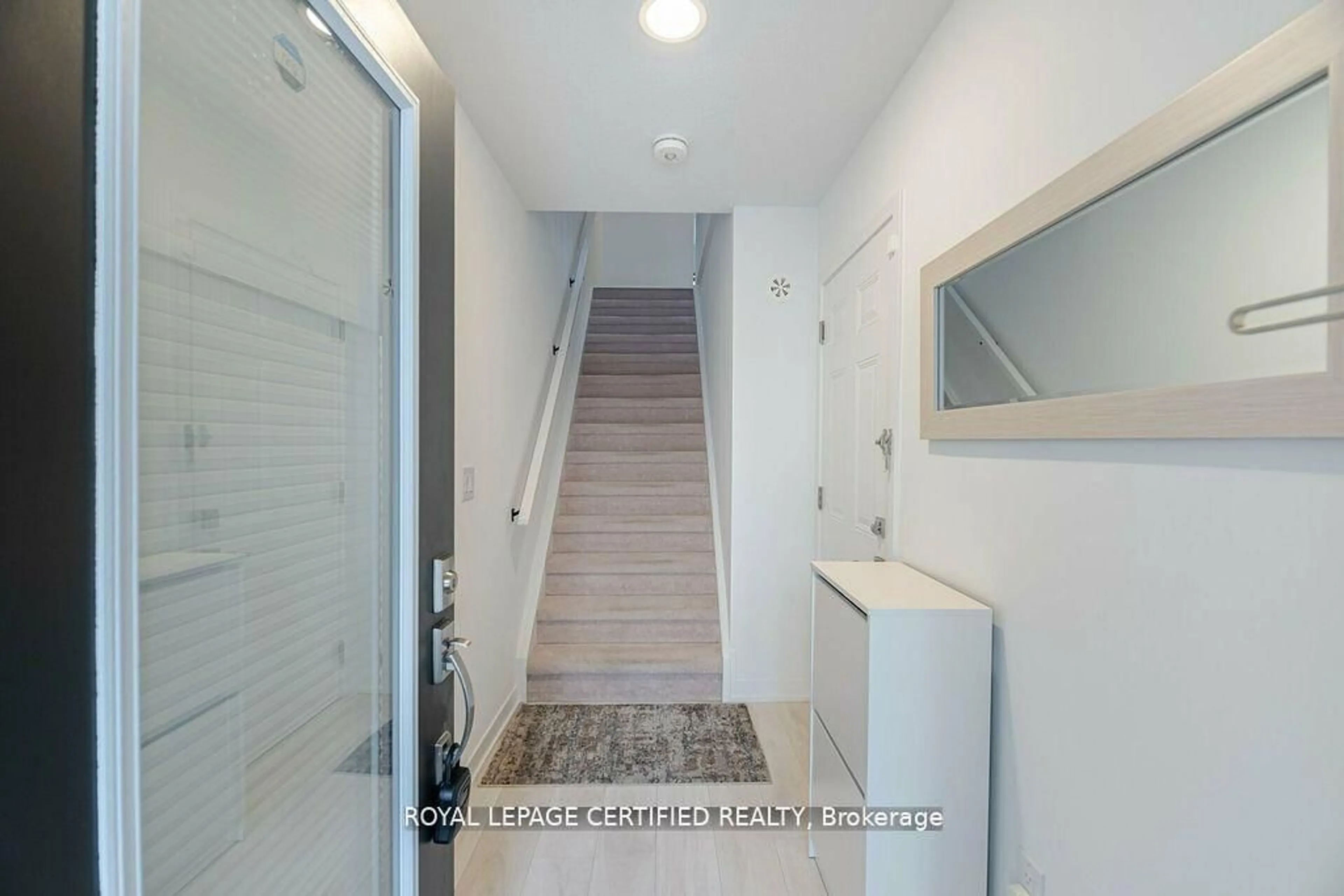 Indoor entryway for 1095 Cooke Blvd #31, Burlington Ontario L7T 0C4