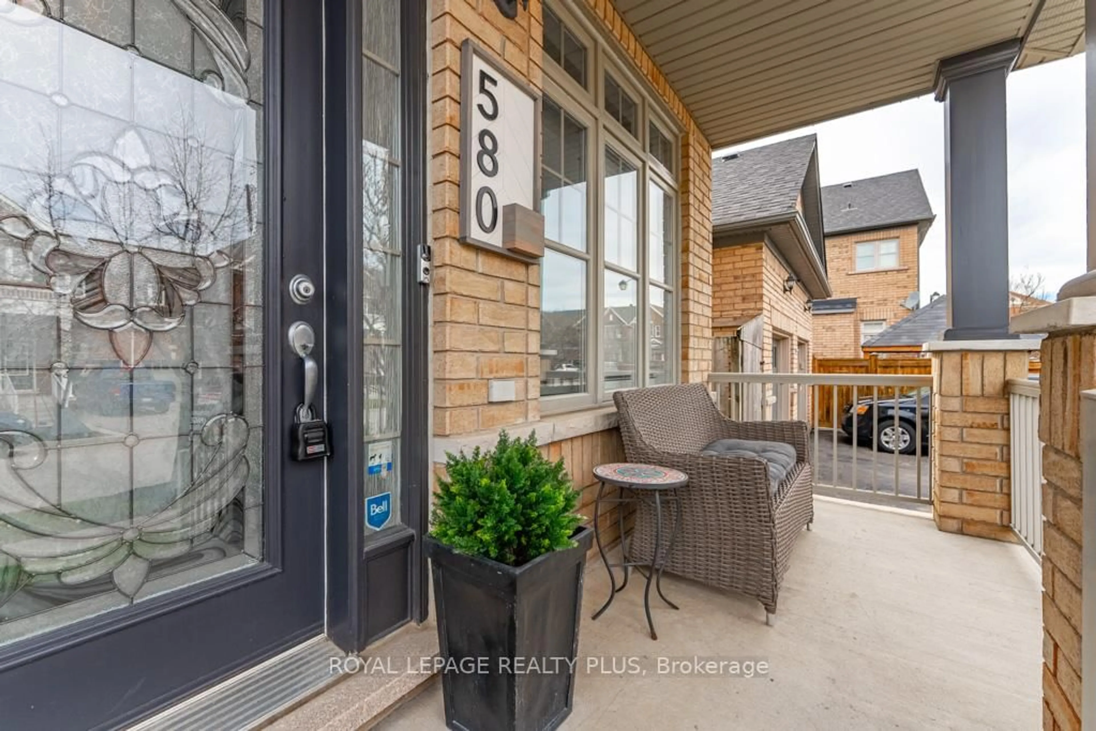 Patio, street for 580 Holland Hts, Milton Ontario L9T 0V9