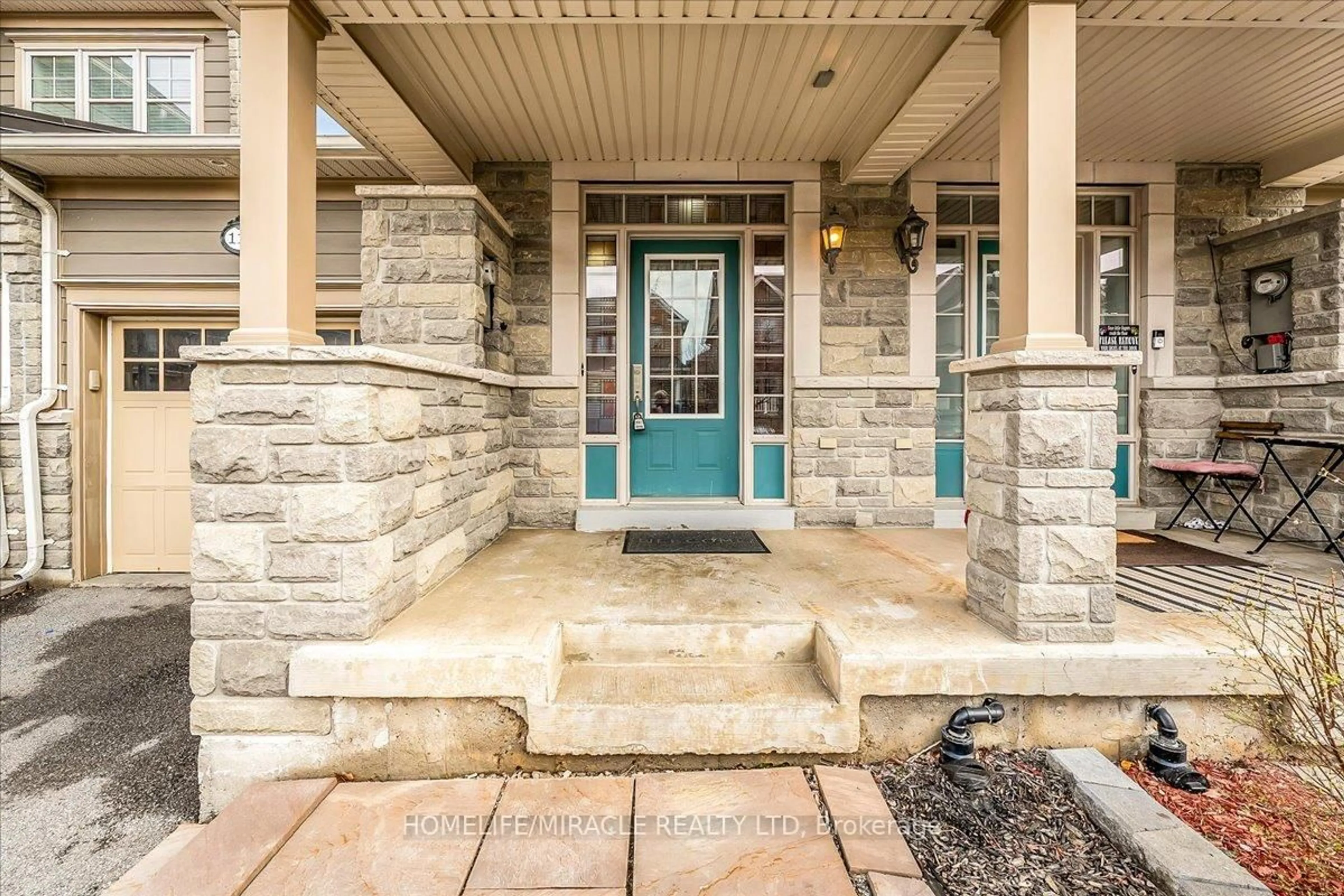 Indoor entryway for 117 Aird Crt, Milton Ontario L9T 8B6