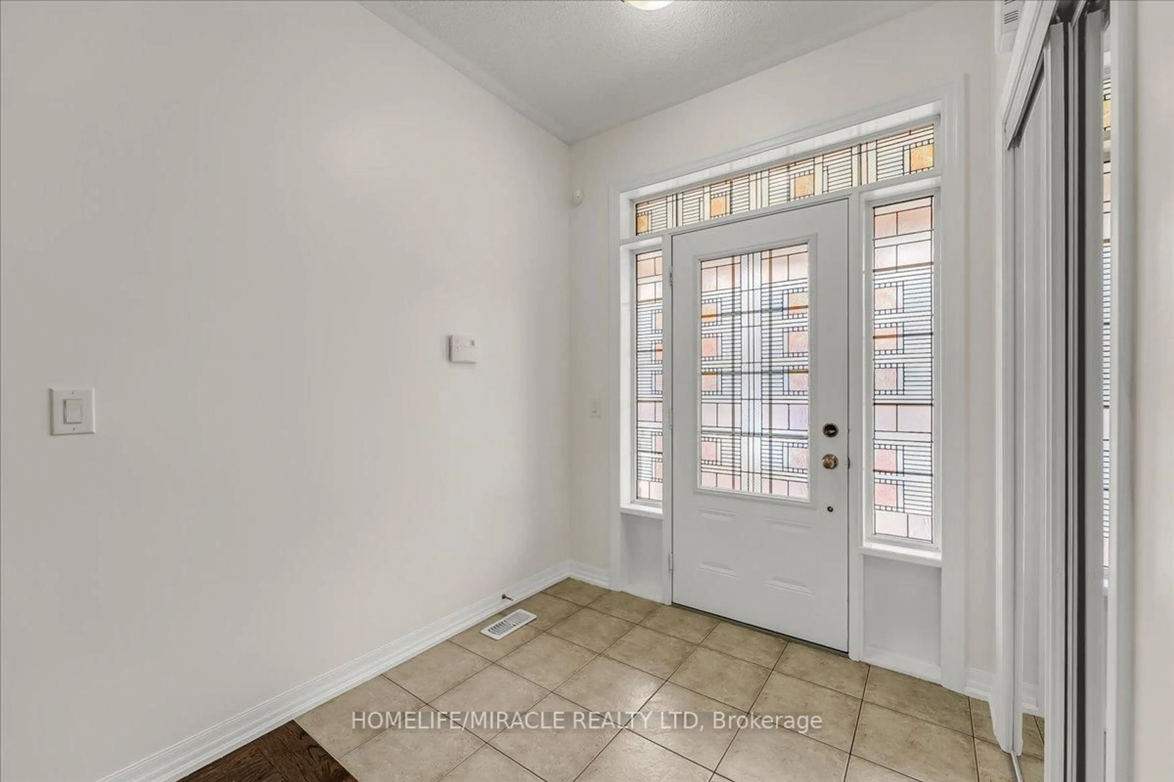 Indoor entryway for 117 Aird Crt, Milton Ontario L9T 8B6