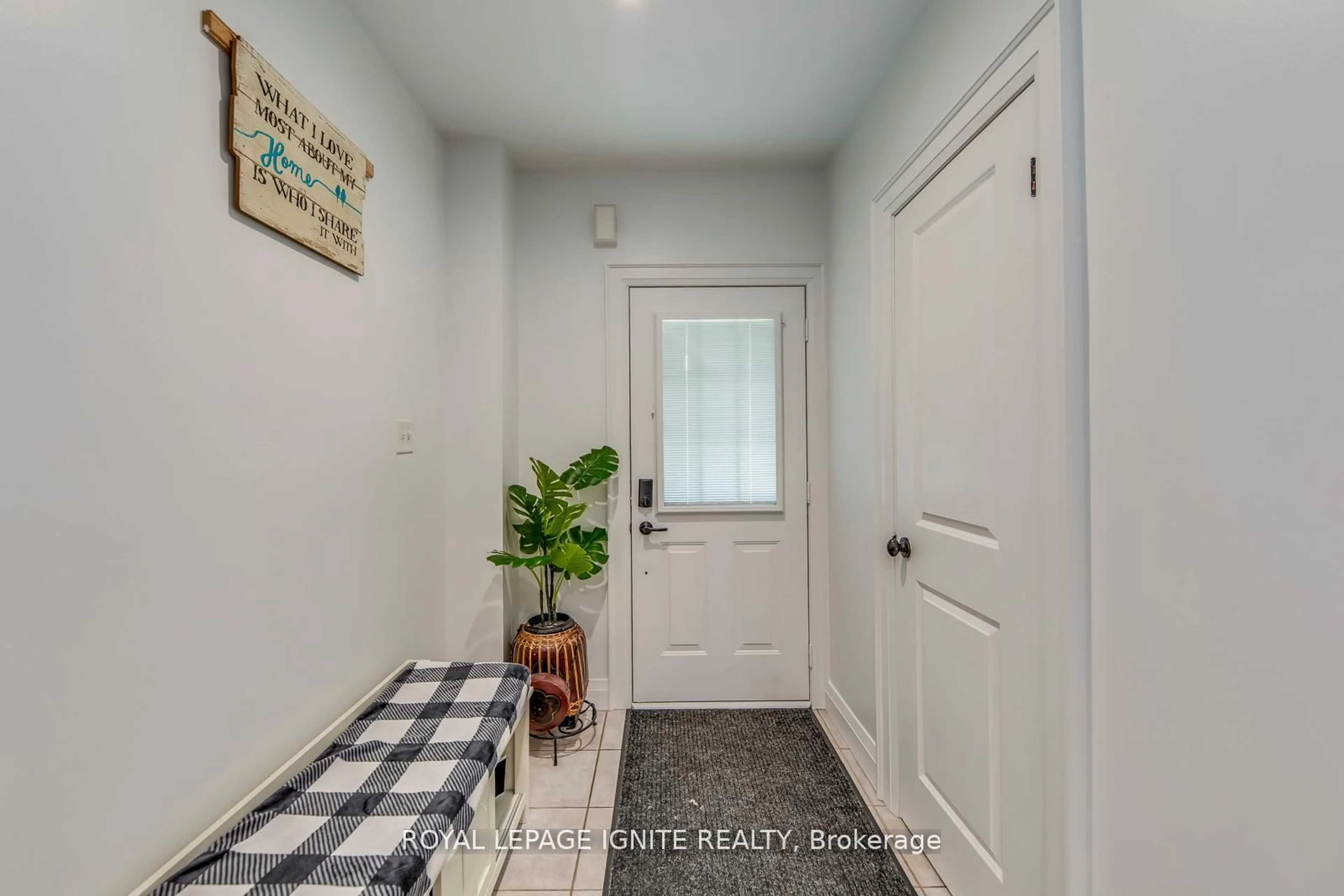 Indoor entryway for 5637 Evelyn Lane, Burlington Ontario L7L 6X1
