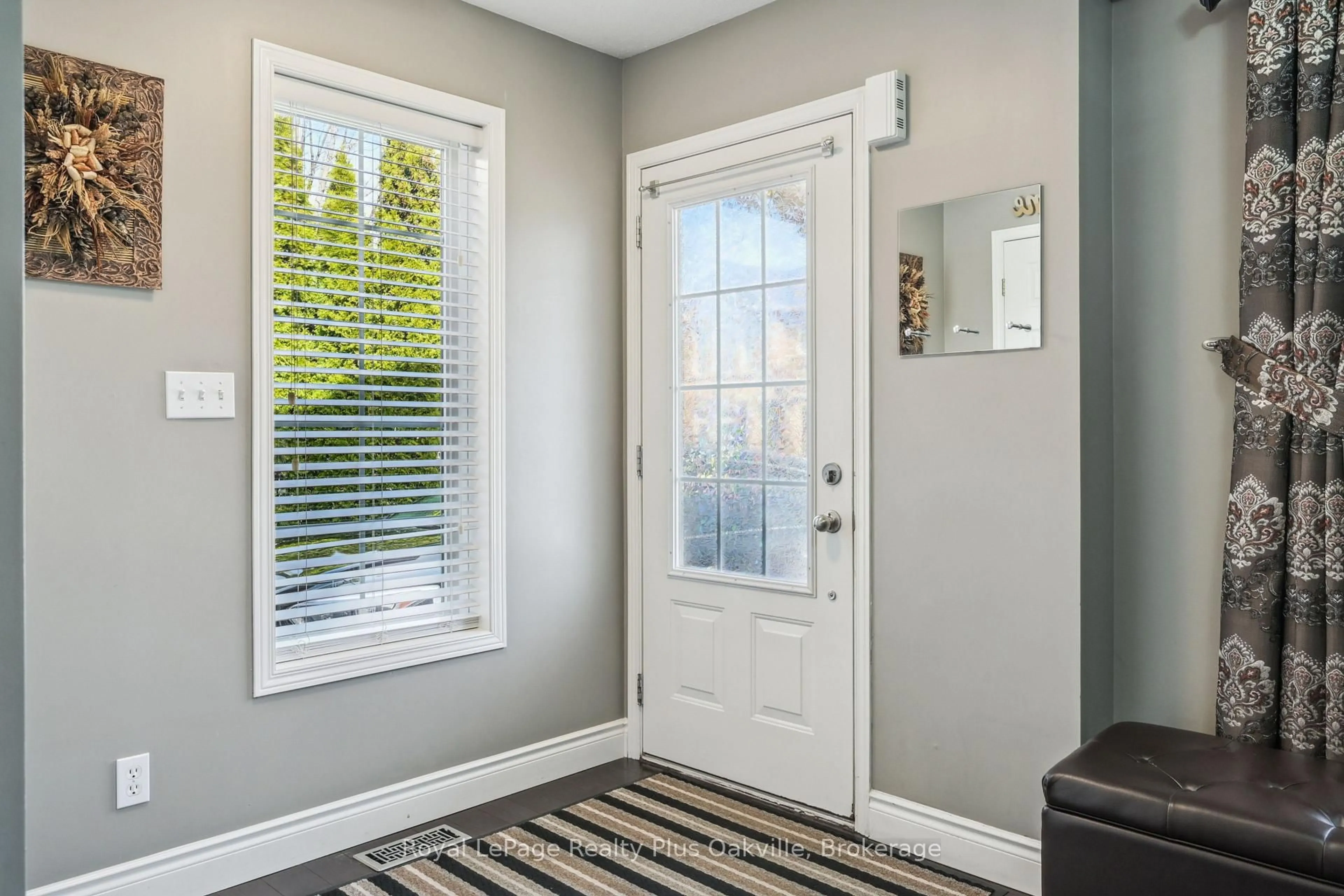Indoor entryway for 2244 Stokes Lane, Burlington Ontario L7L 7P5