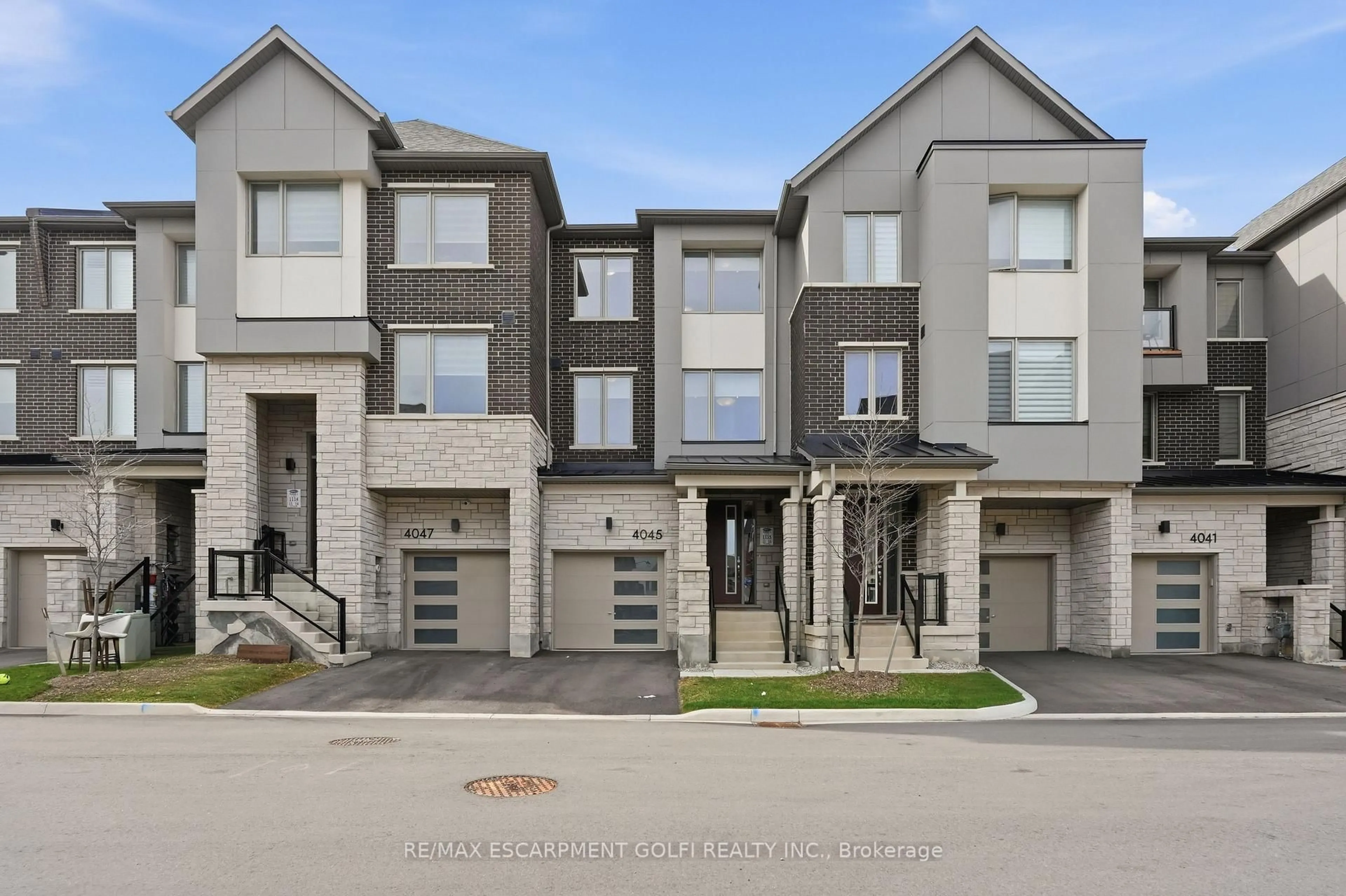 A pic from outside/outdoor area/front of a property/back of a property/a pic from drone, street for 4045 Saida St, Mississauga Ontario L5M 2S8