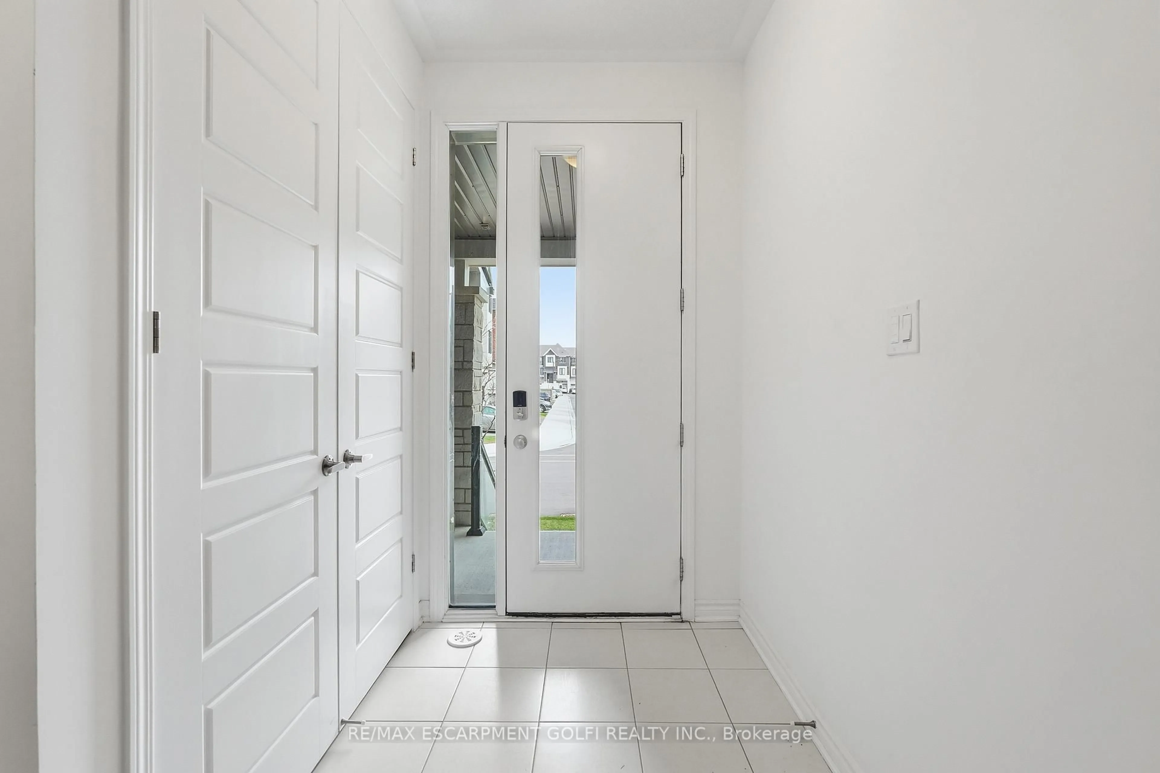 Indoor entryway for 4045 Saida St, Mississauga Ontario L5M 2S8
