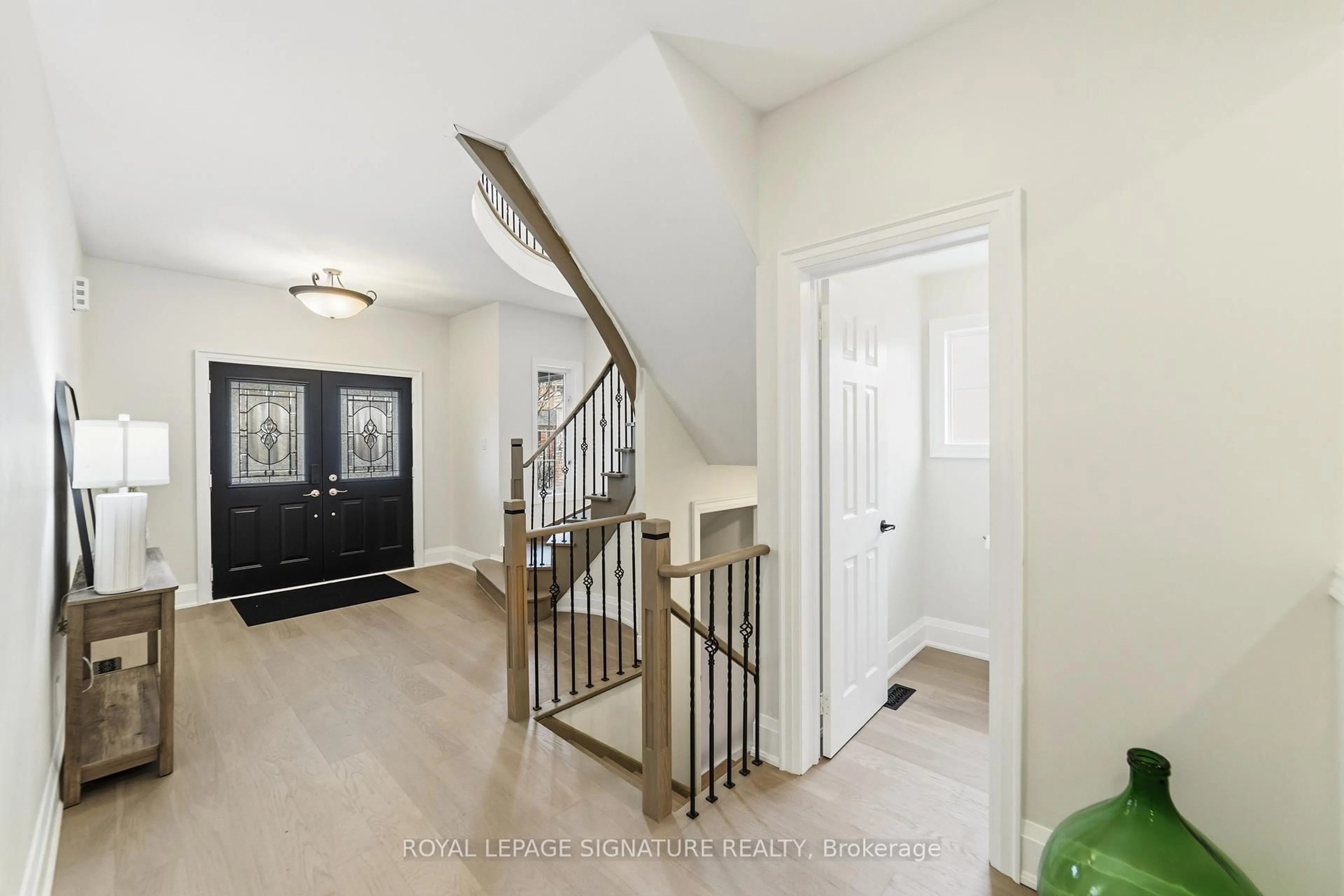Indoor entryway for 93 Dewar Crt, Milton Ontario L9T 5N8
