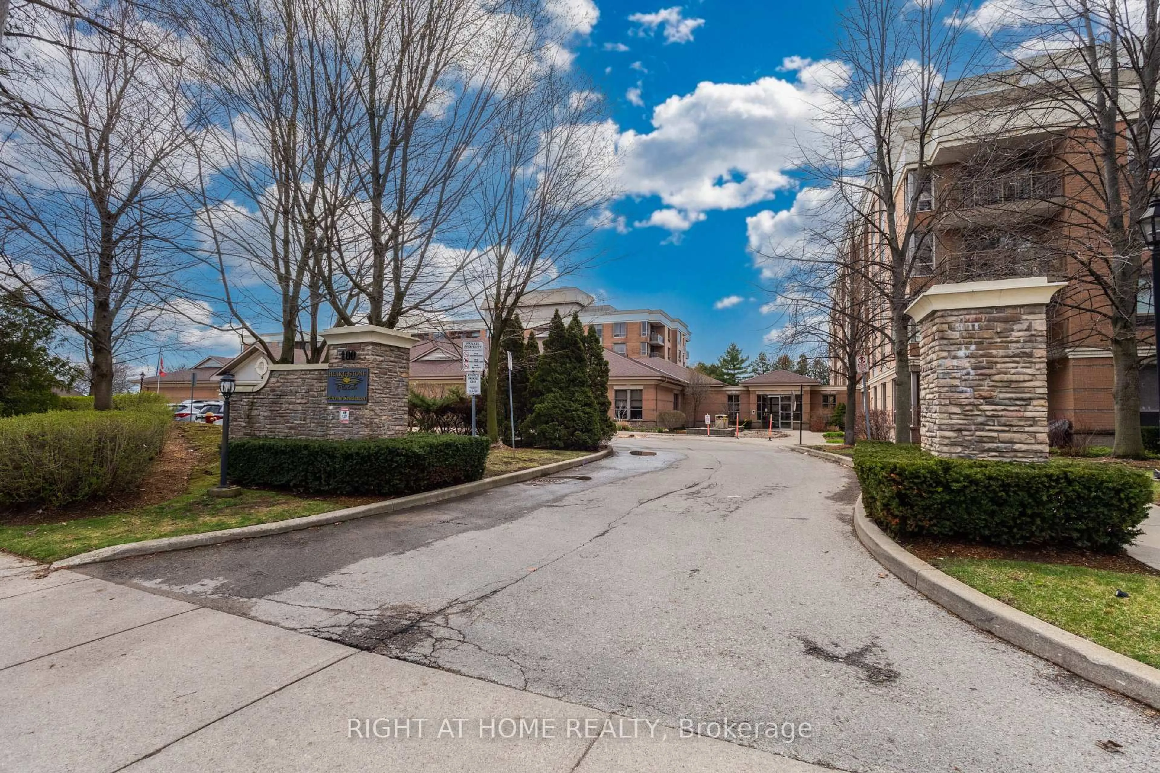 A pic from outside/outdoor area/front of a property/back of a property/a pic from drone, street for 100 Burloak Dr #2214, Burlington Ontario L7L 6P6