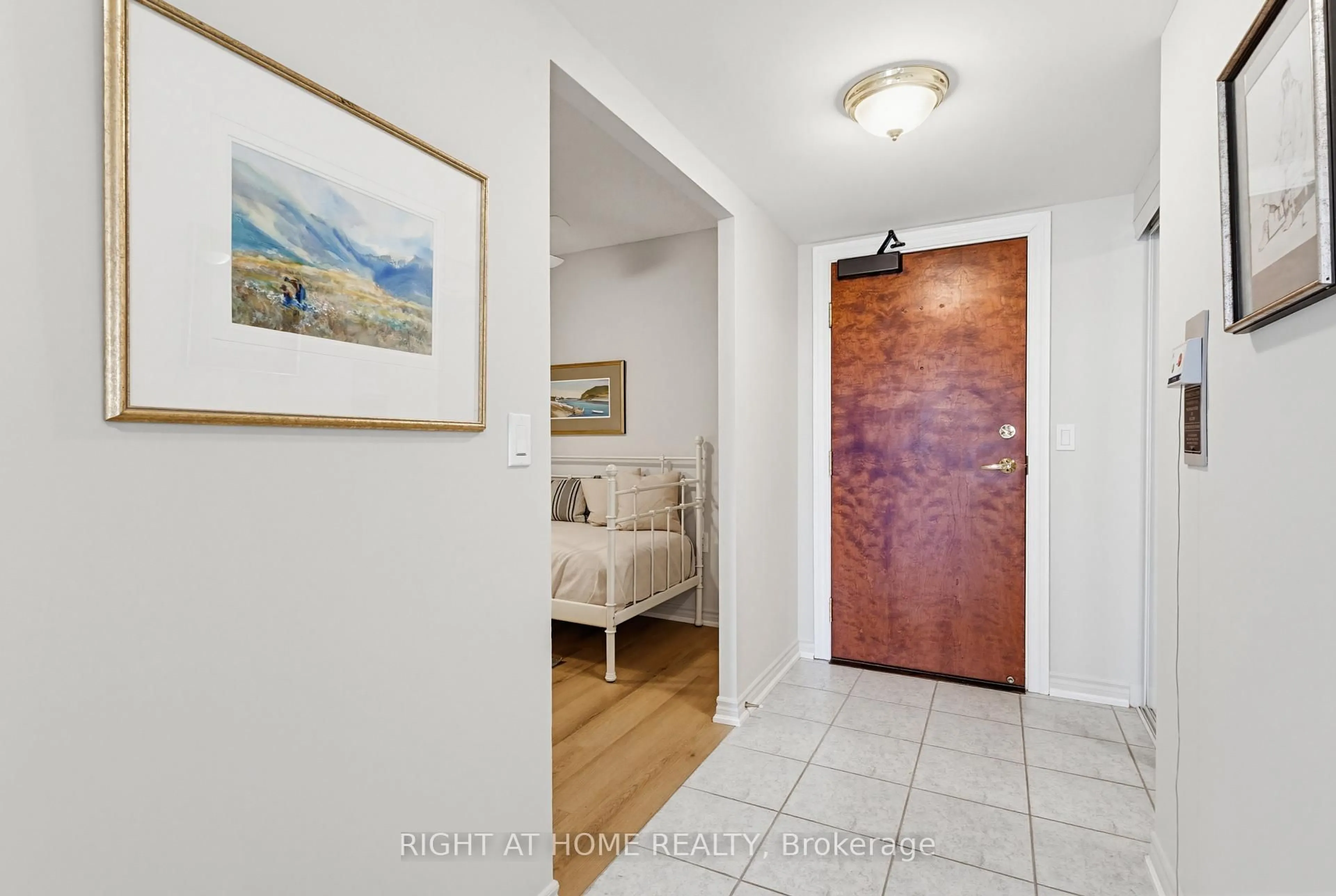 Indoor entryway for 100 Burloak Dr #2214, Burlington Ontario L7L 6P6