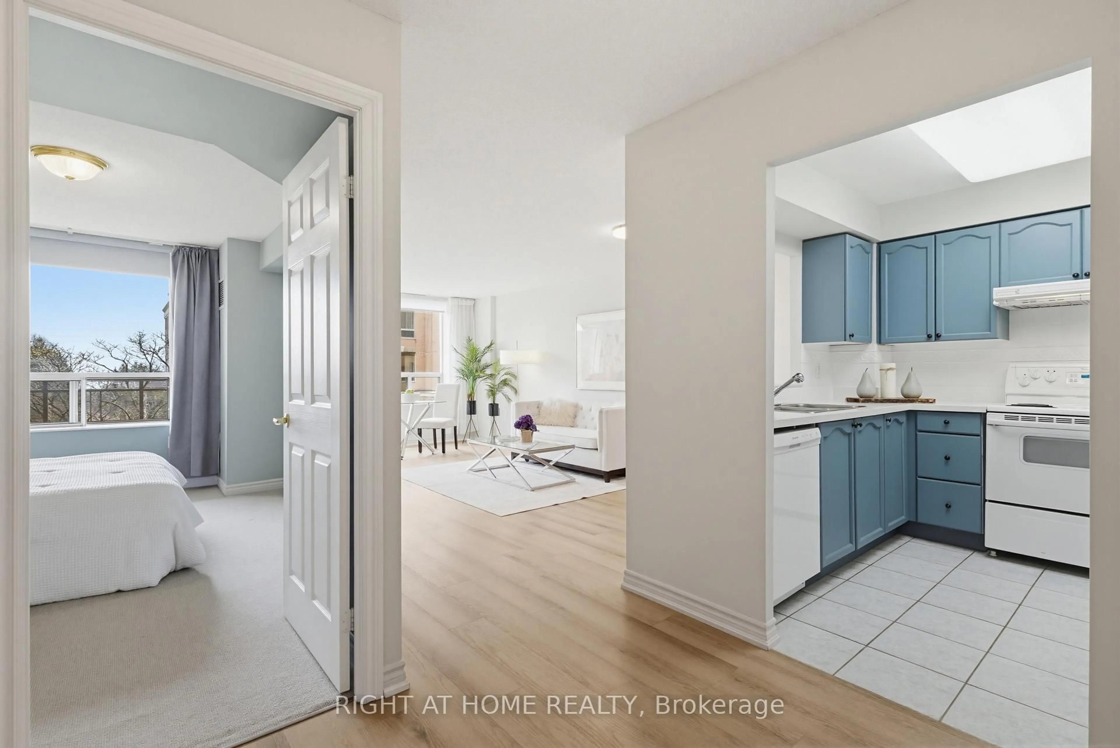 Indoor entryway for 100 Burloak Dr #2214, Burlington Ontario L7L 6P6