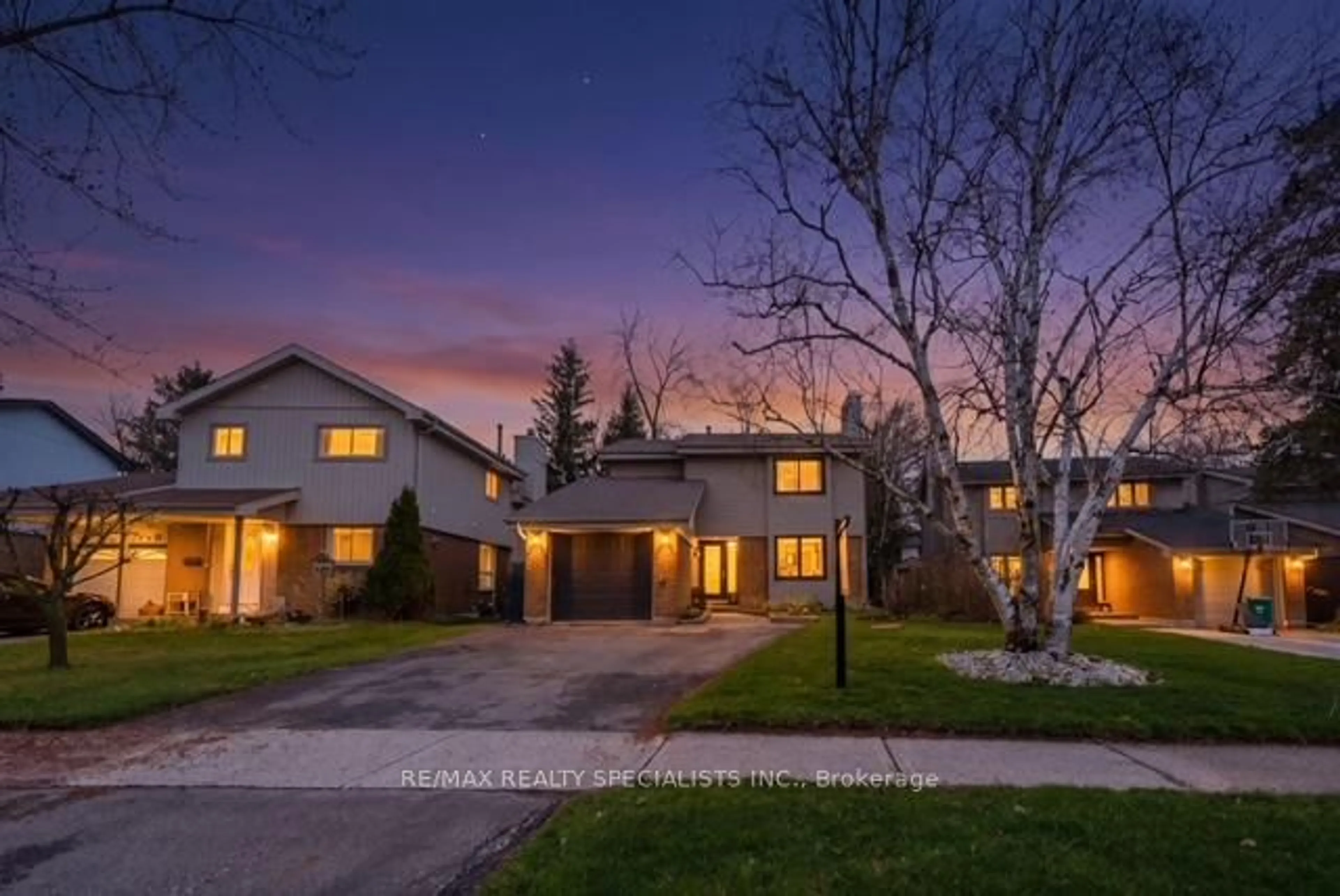 A pic from outside/outdoor area/front of a property/back of a property/a pic from drone, street for 4270 Jefton Cres, Mississauga Ontario L5L 1Z3