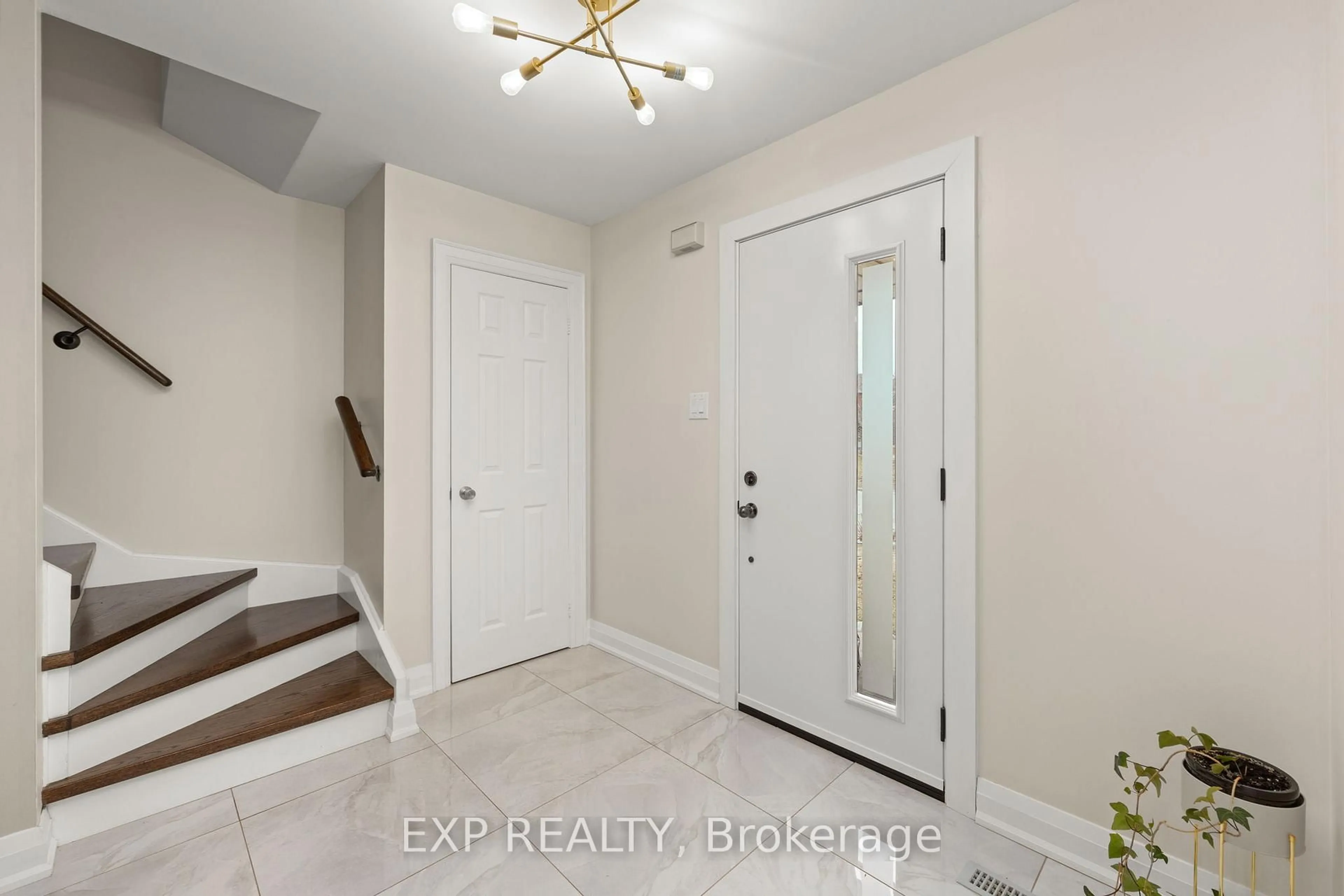 Indoor entryway for 224 Timberlane Dr, Brampton Ontario L6Y 4V6