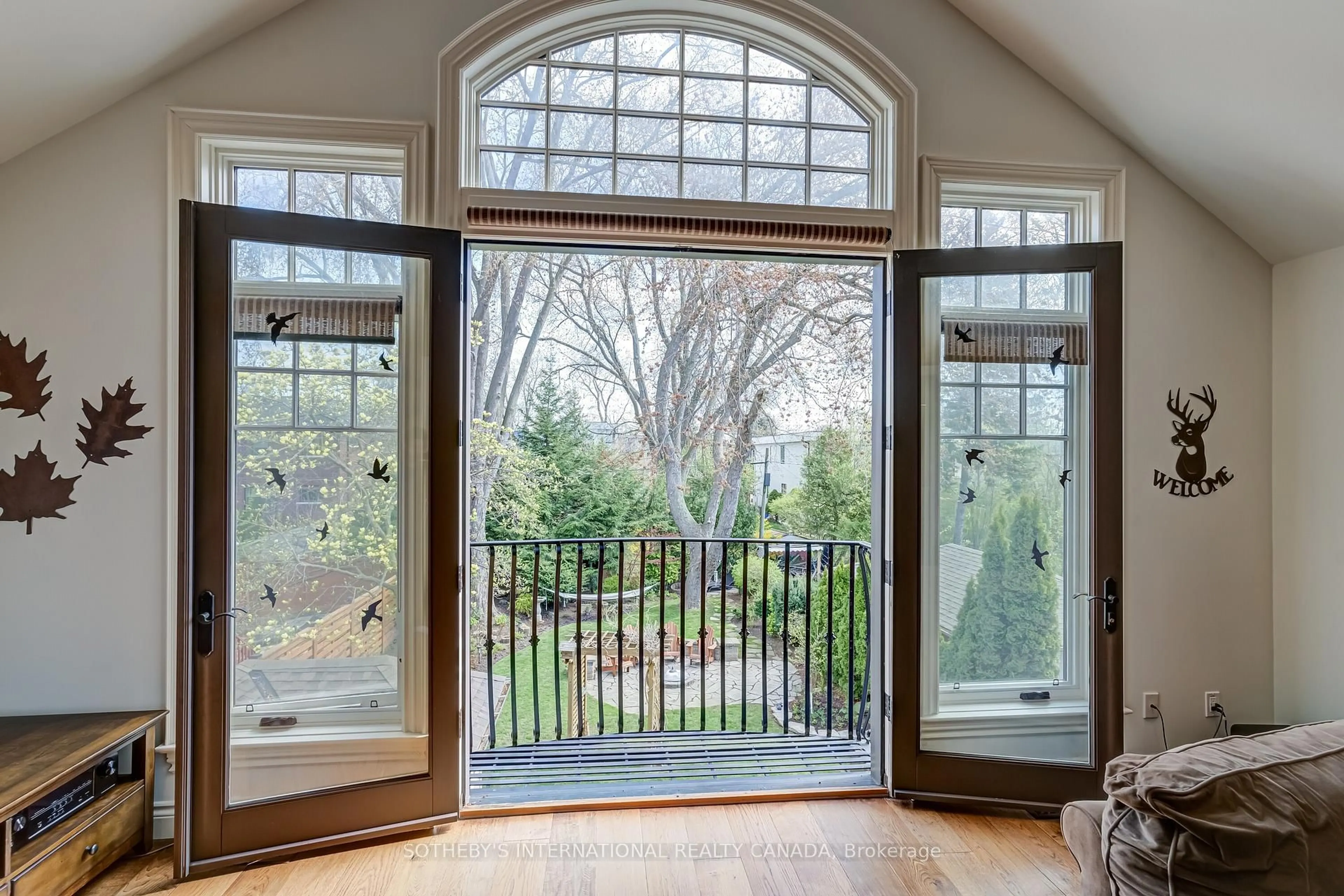 Indoor entryway for 31 Maple Ave, Mississauga Ontario L5H 2R9