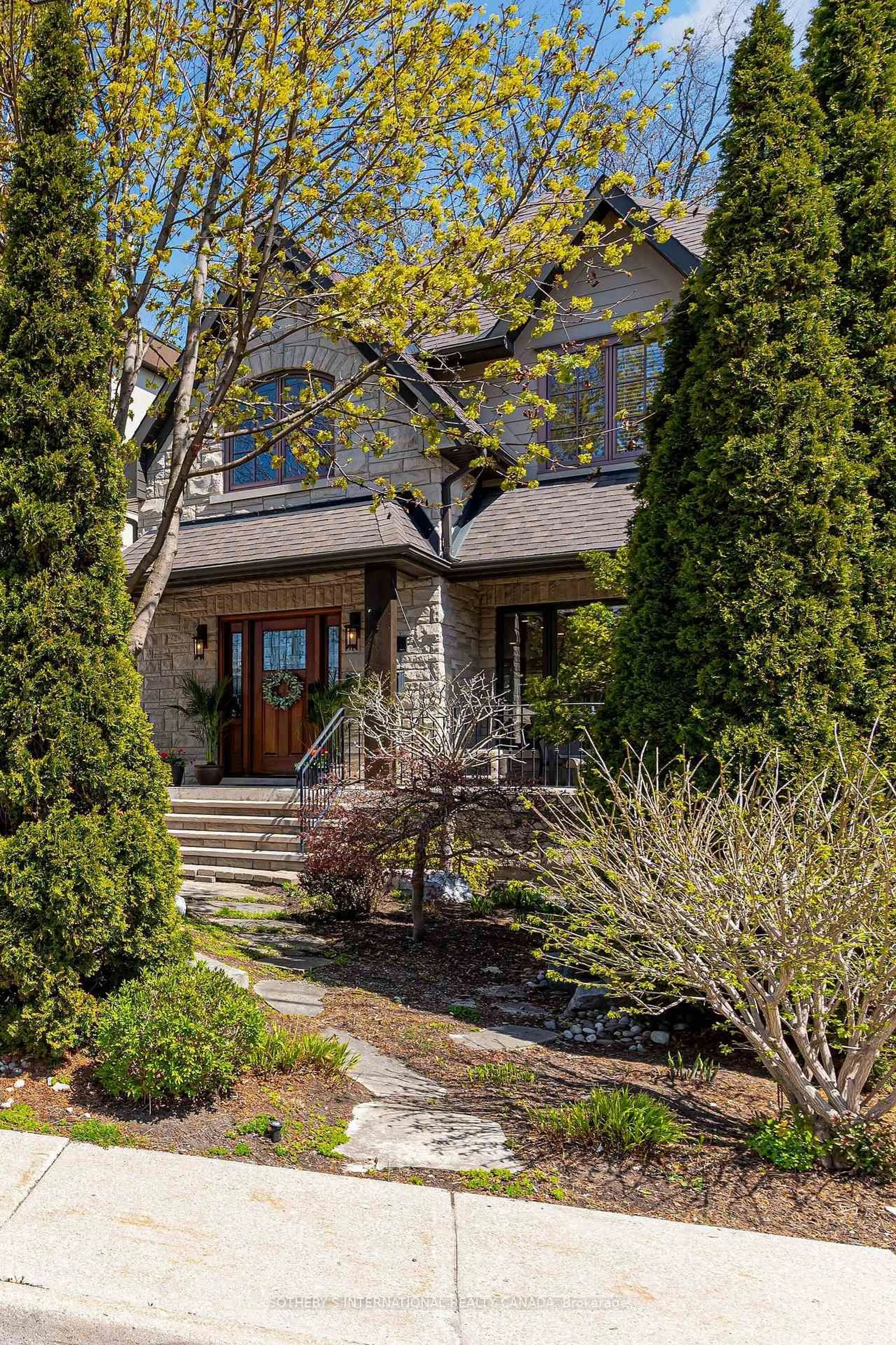 Home with brick exterior material, street for 31 Maple Ave, Mississauga Ontario L5H 2R9