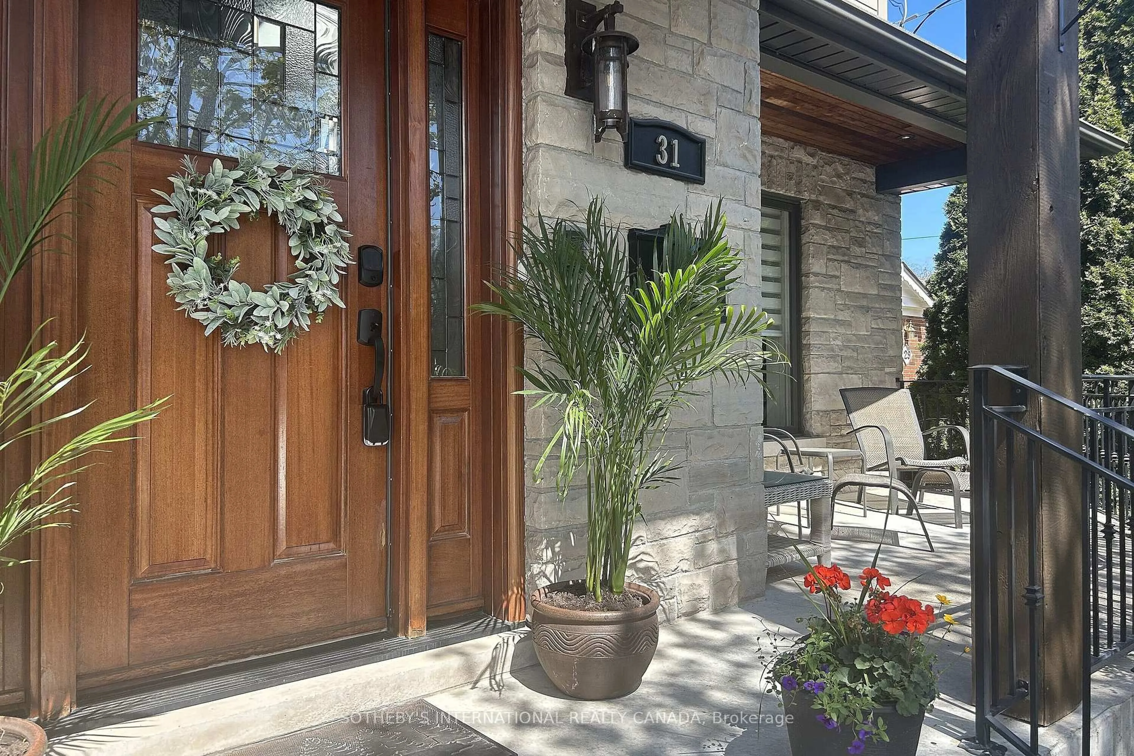 Indoor entryway for 31 Maple Ave, Mississauga Ontario L5H 2R9