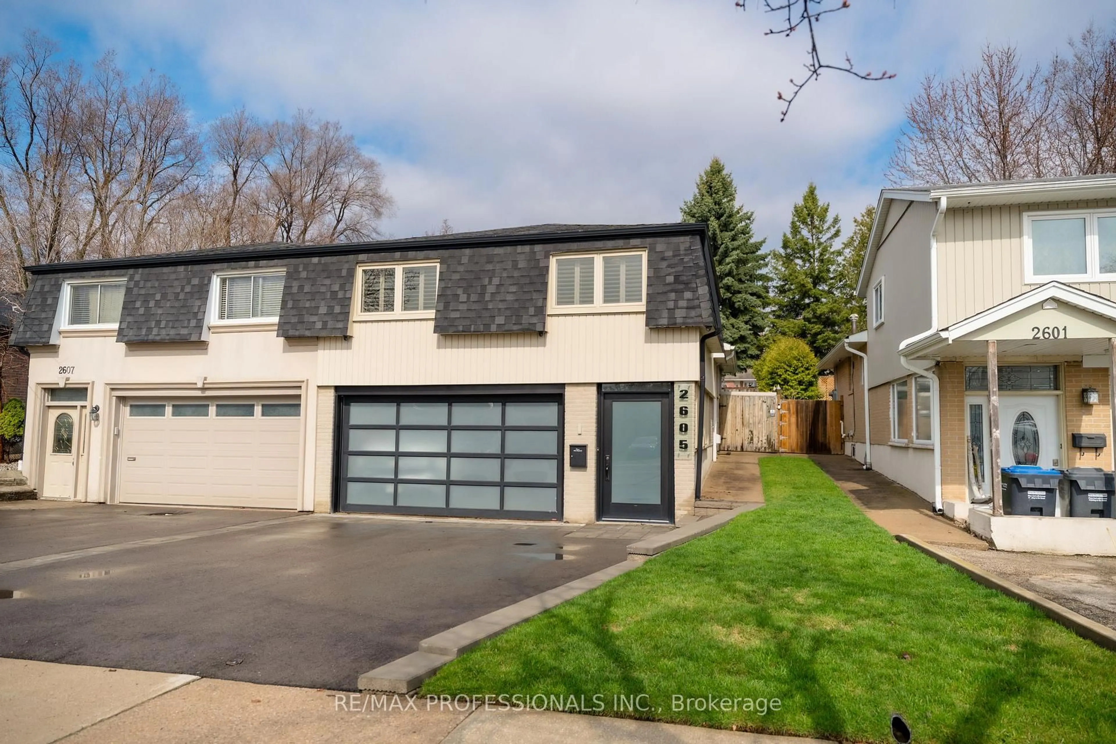 Home with vinyl exterior material, street for 2605 Lundene Rd, Mississauga Ontario L5J 3Y8