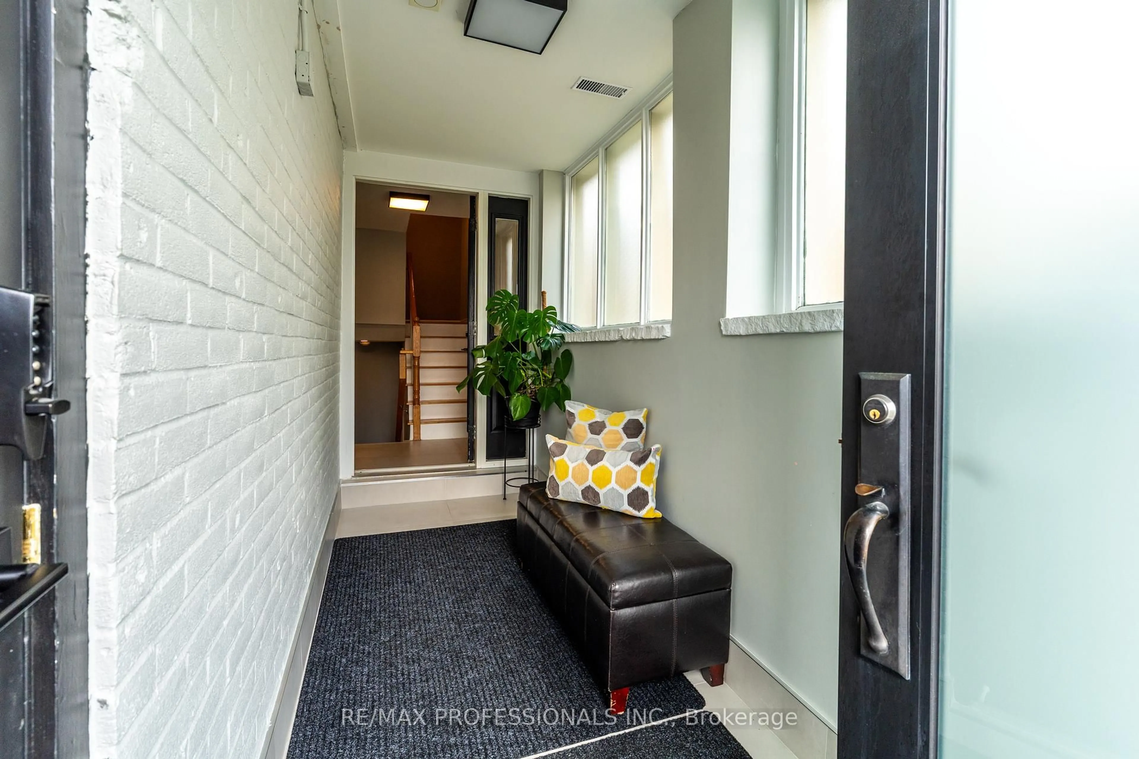 Indoor entryway for 2605 Lundene Rd, Mississauga Ontario L5J 3Y8