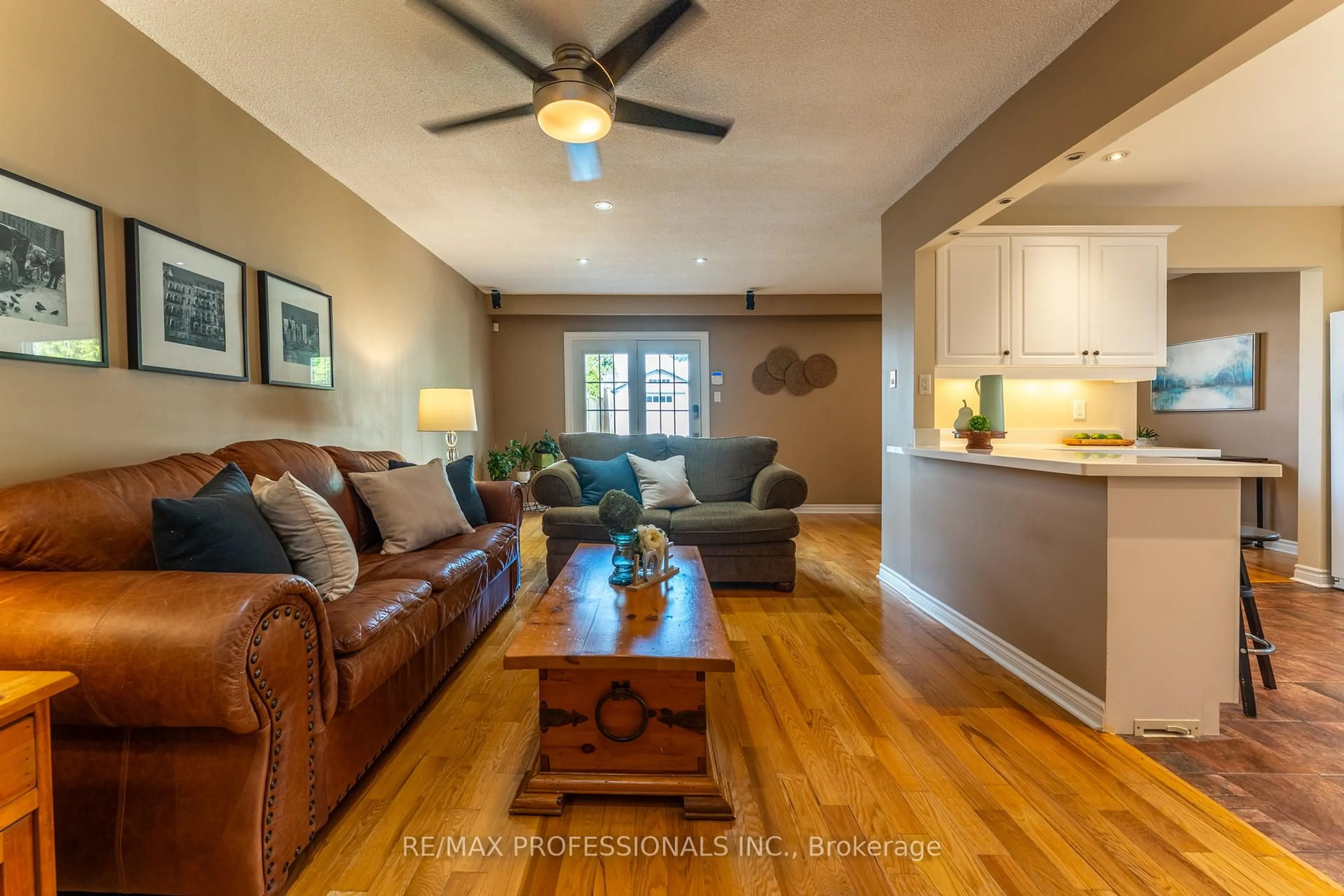 Living room with furniture, wood/laminate floor for 2605 Lundene Rd, Mississauga Ontario L5J 3Y8