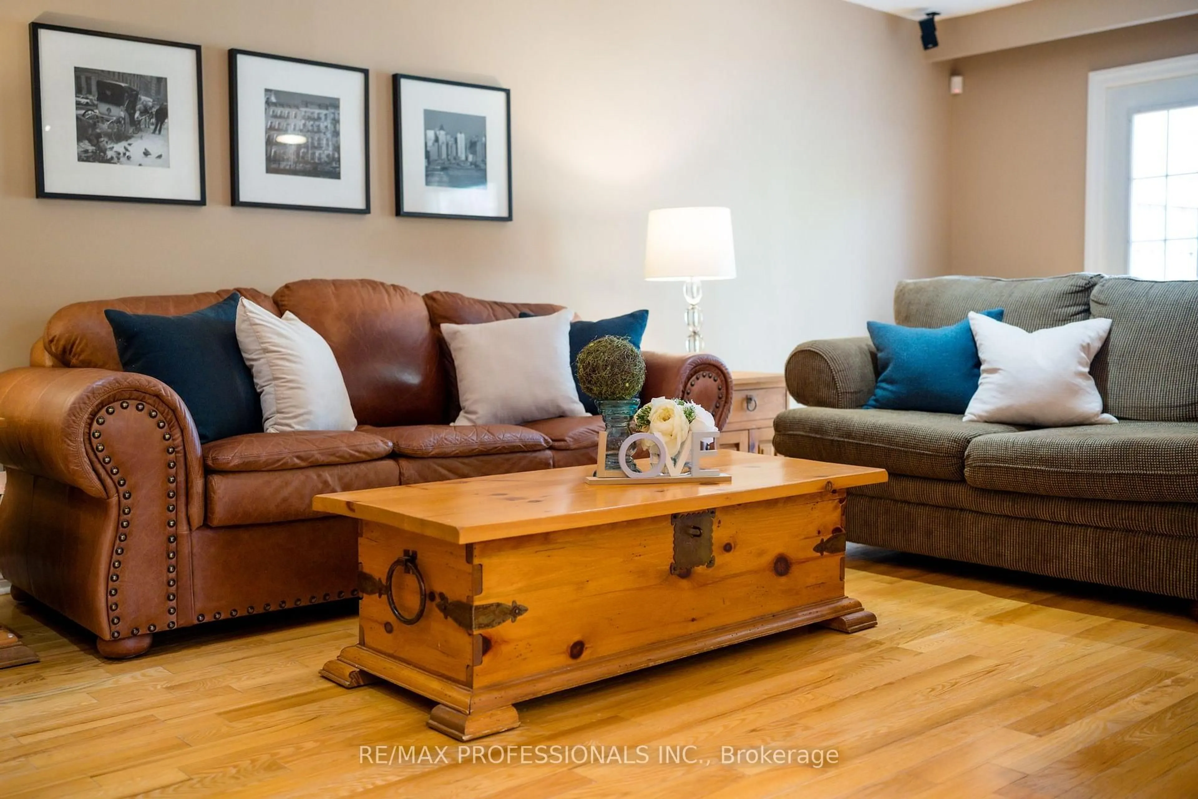 Living room with furniture, wood/laminate floor for 2605 Lundene Rd, Mississauga Ontario L5J 3Y8