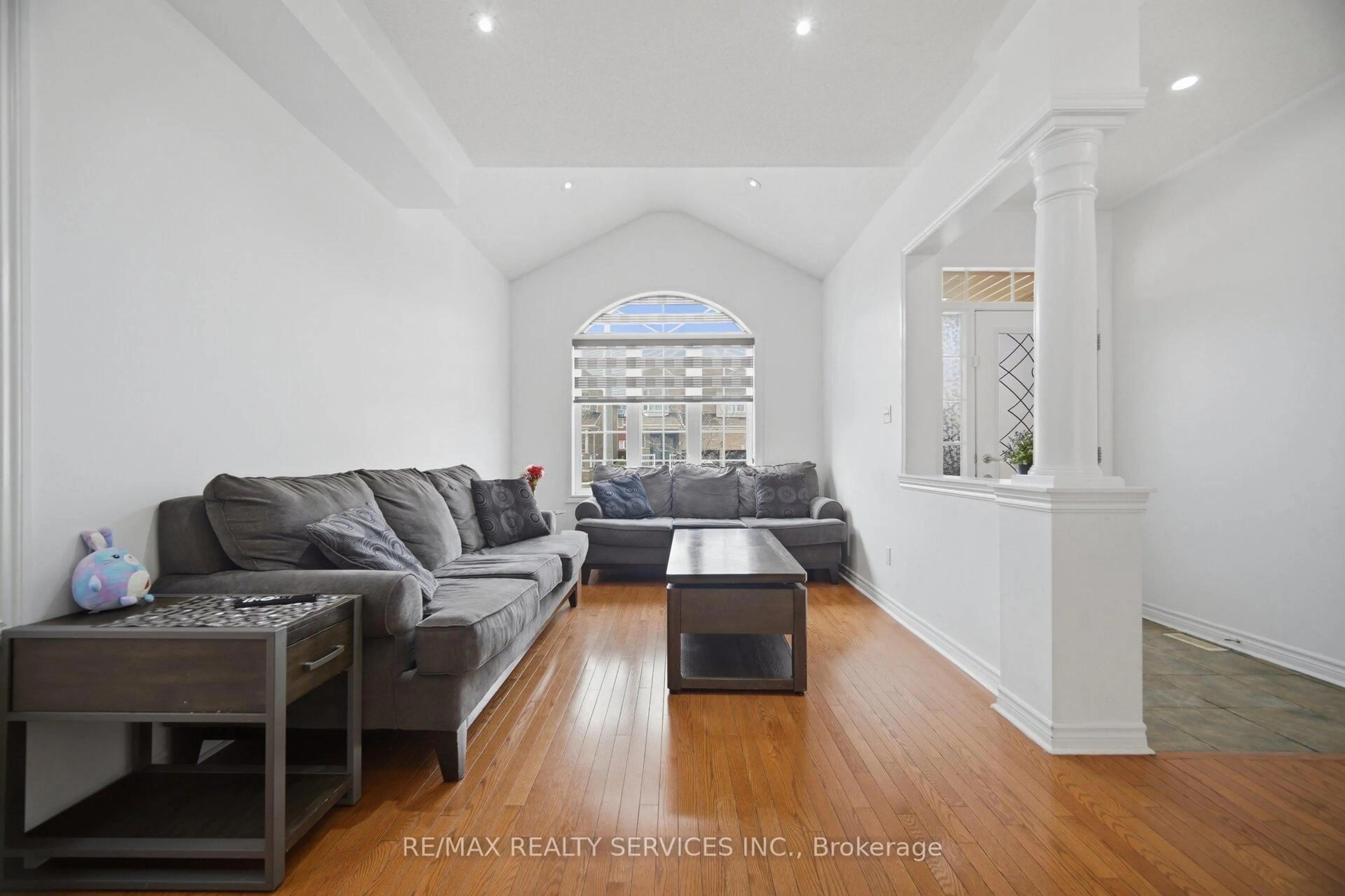 Living room with furniture, unknown for 56 IRON BLOCK Dr, Brampton Ontario L7A 0J1