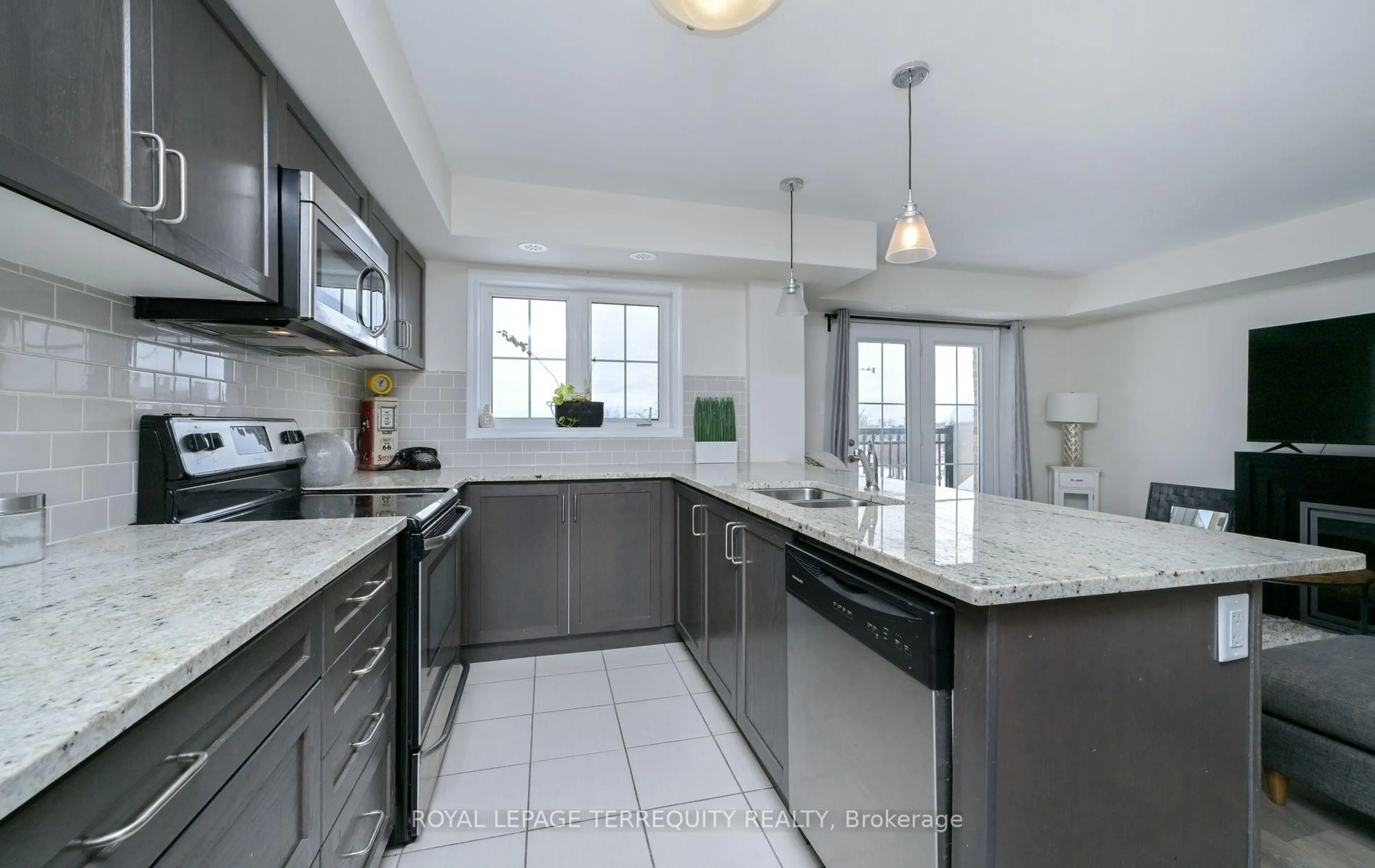 Open concept kitchen, ceramic/tile floor for 2441 Greenwich Dr #95, Oakville Ontario L6M 0S3