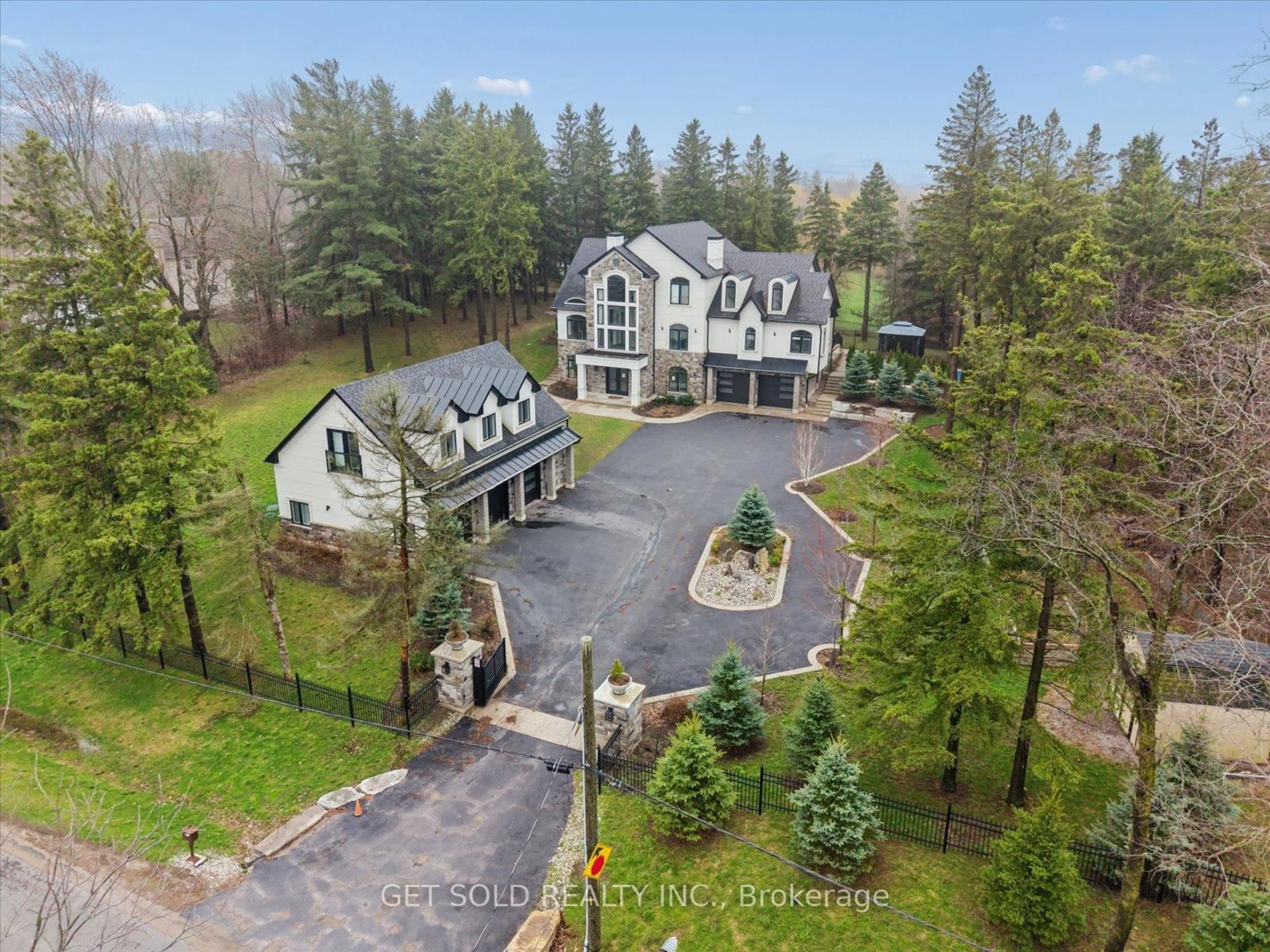 A pic from outside/outdoor area/front of a property/back of a property/a pic from drone, unknown for 5040 Mount Nemo Cres, Burlington Ontario L7M 0T6