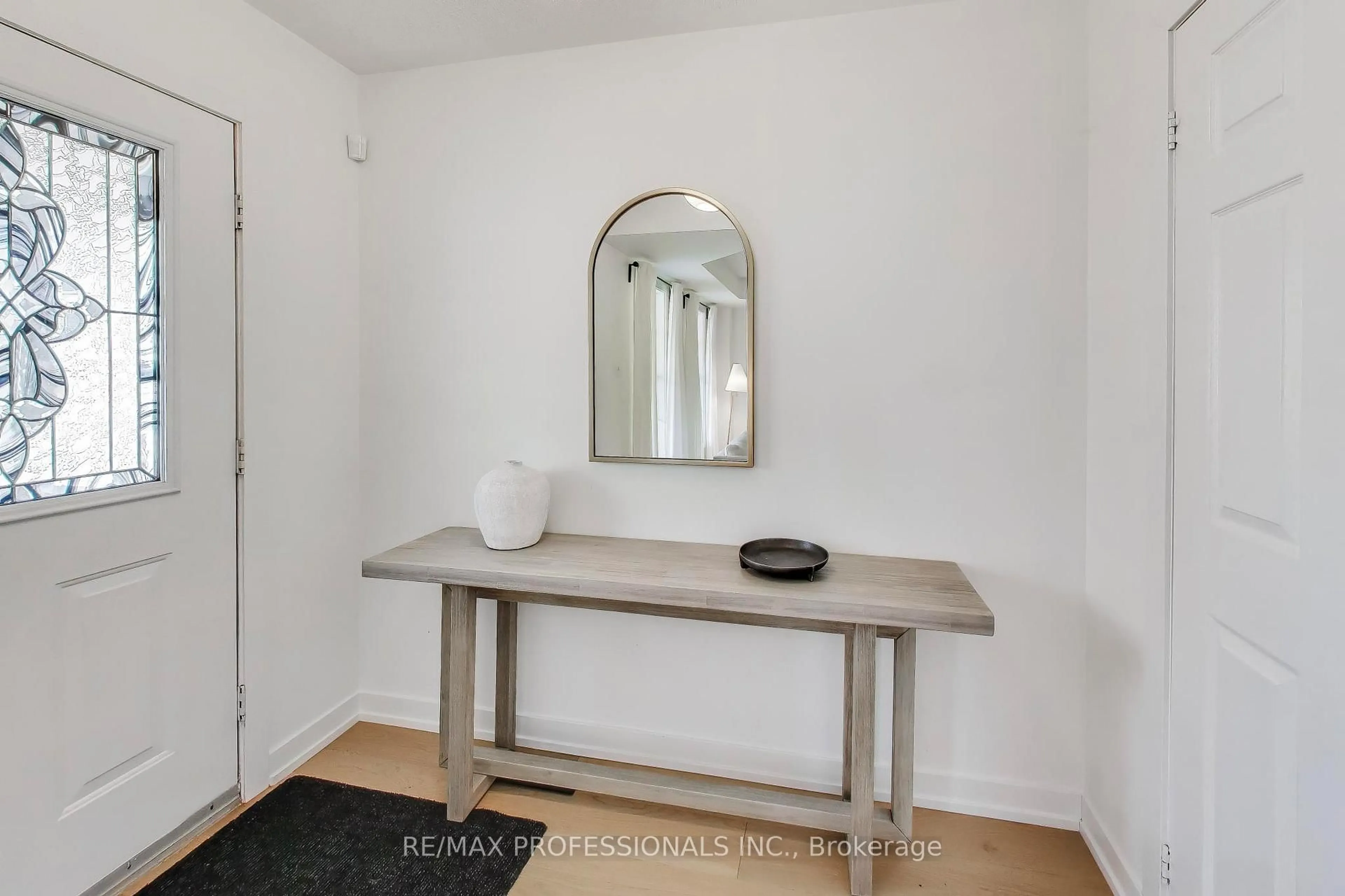 Indoor entryway for 110 Littlewood Dr, Oakville Ontario L6H 6V2