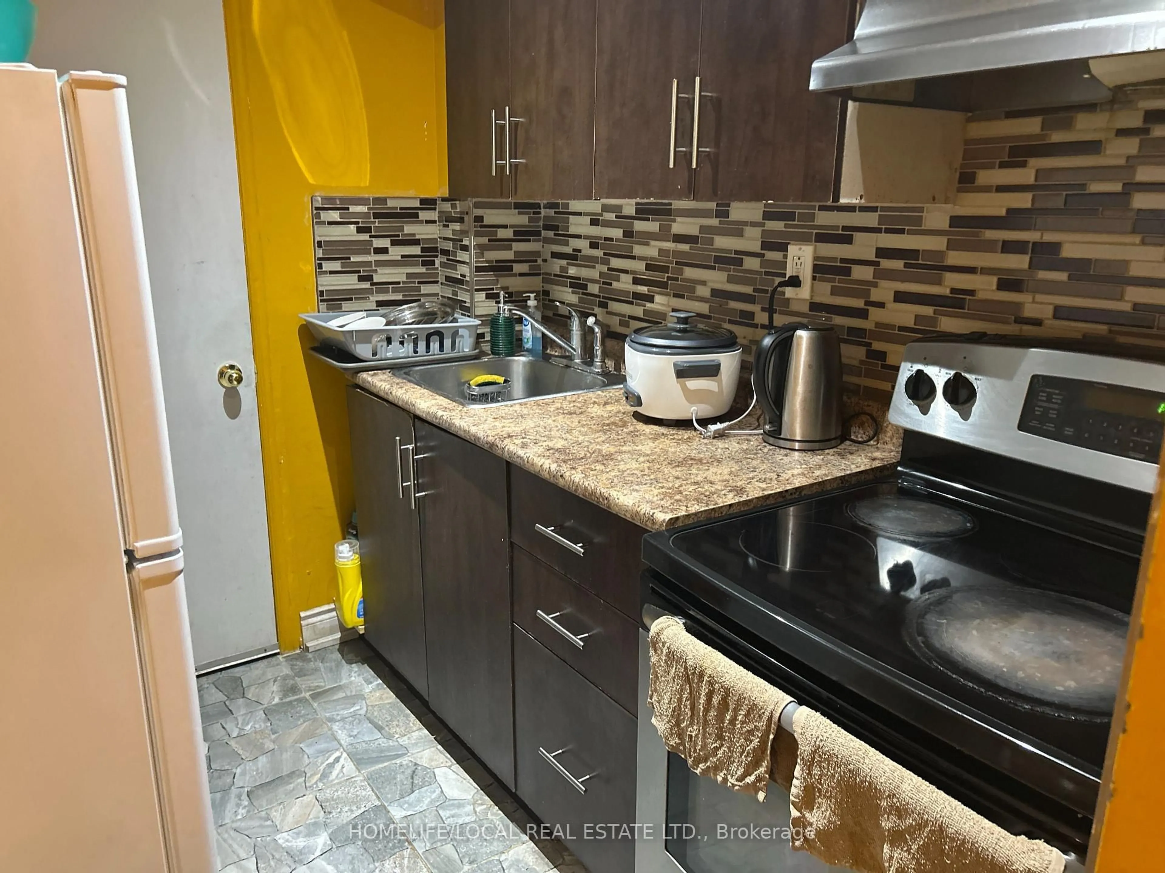 Standard kitchen, ceramic/tile floor for 770 Othello Crt ## 36, Mississauga Ontario L5W 1Y2
