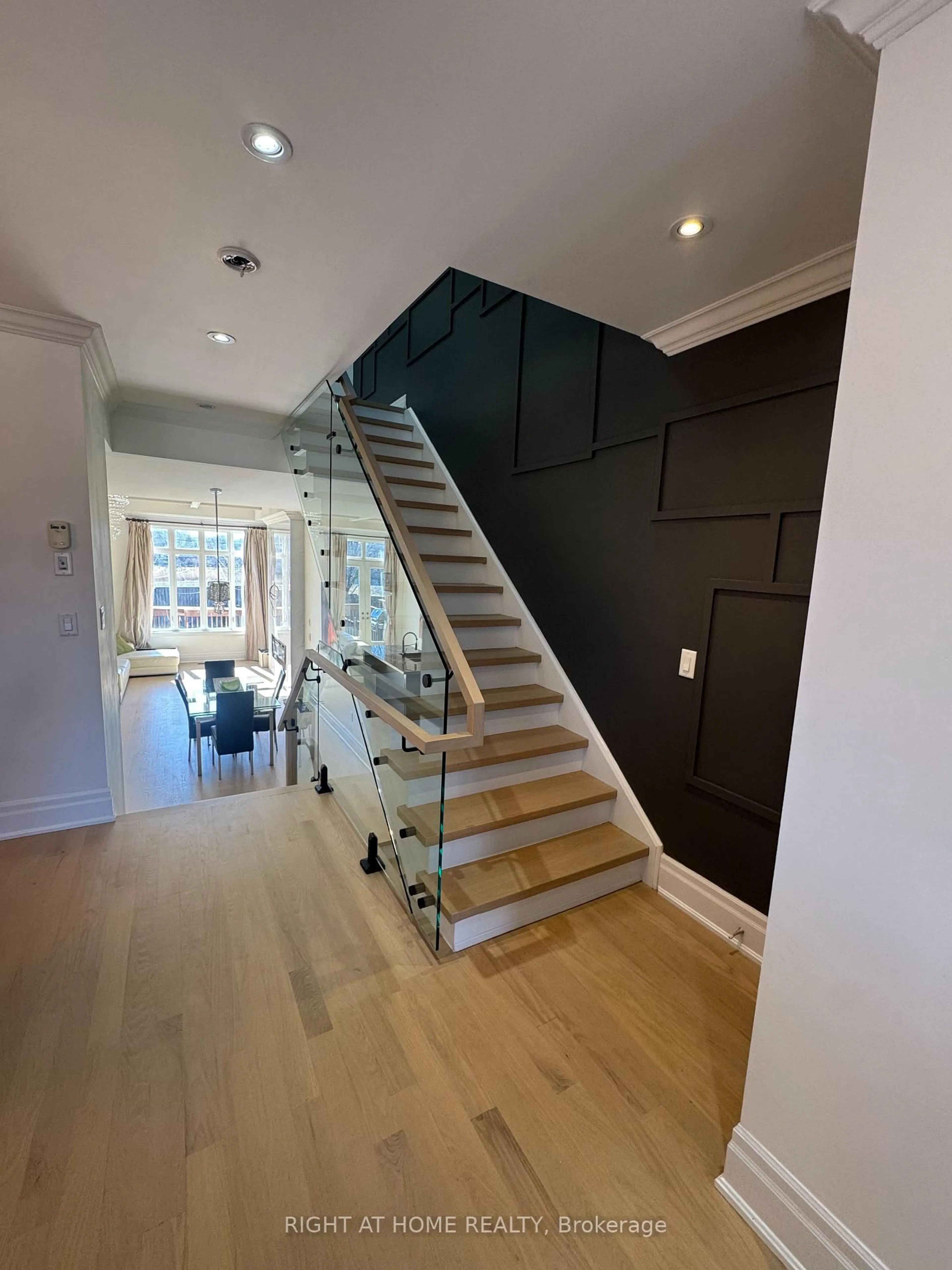 Indoor foyer for 58B Thirty Second St, Toronto Ontario M8W 3G5