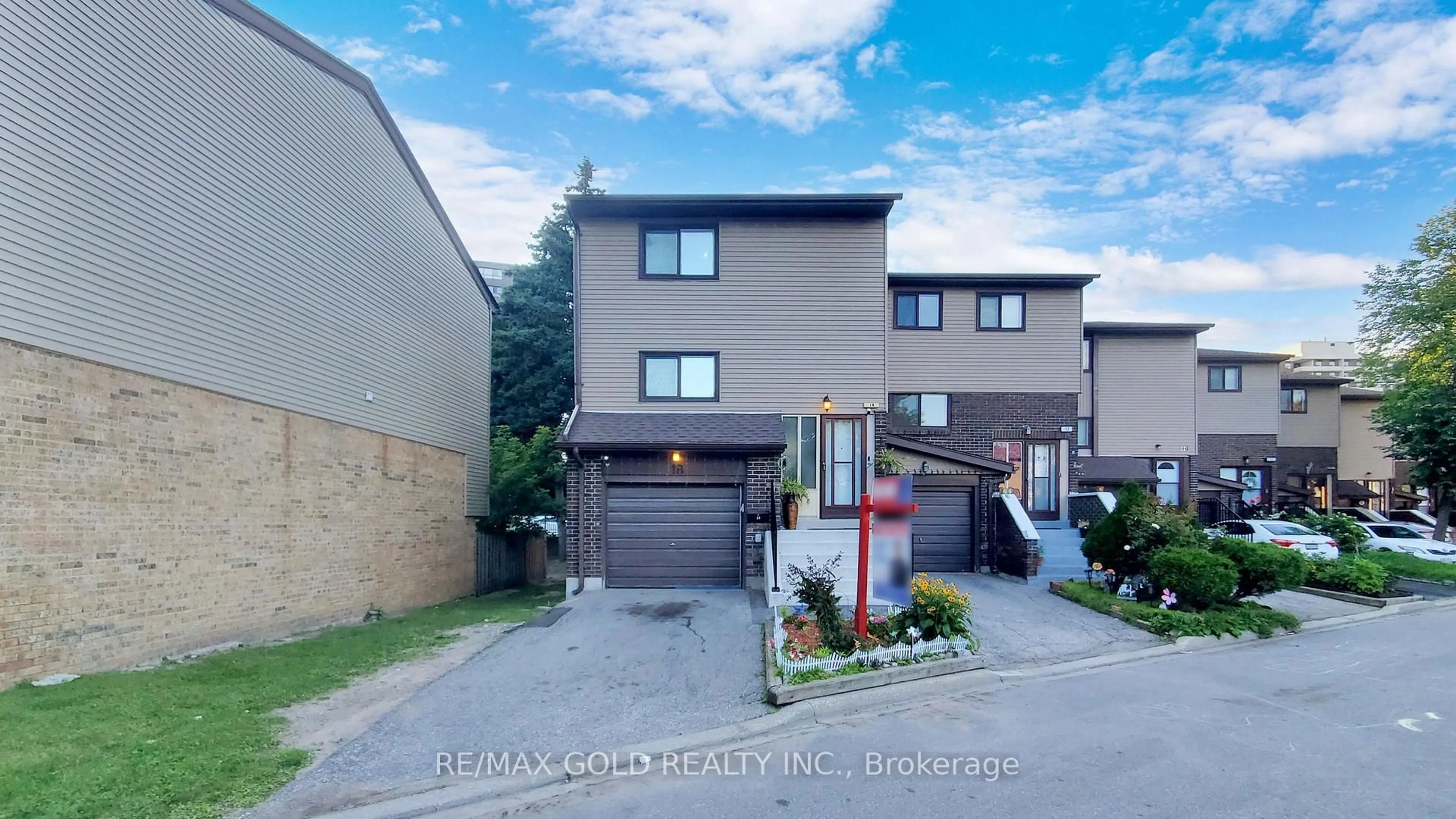 A pic from outside/outdoor area/front of a property/back of a property/a pic from drone, street for 18 Carleton Pl #18, Brampton Ontario L6T 3Z4