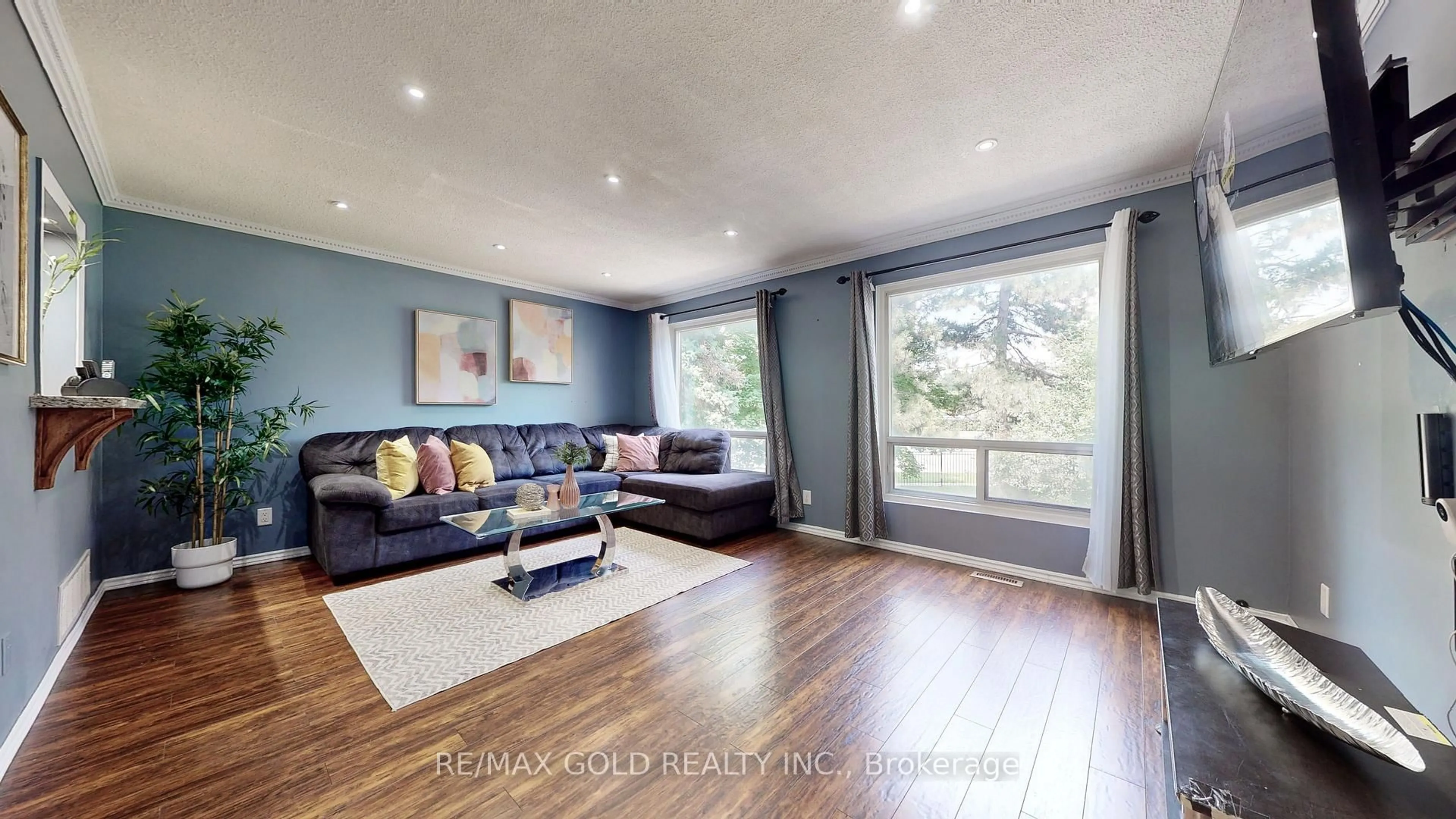 Living room with furniture, wood/laminate floor for 18 Carleton Pl #18, Brampton Ontario L6T 3Z4