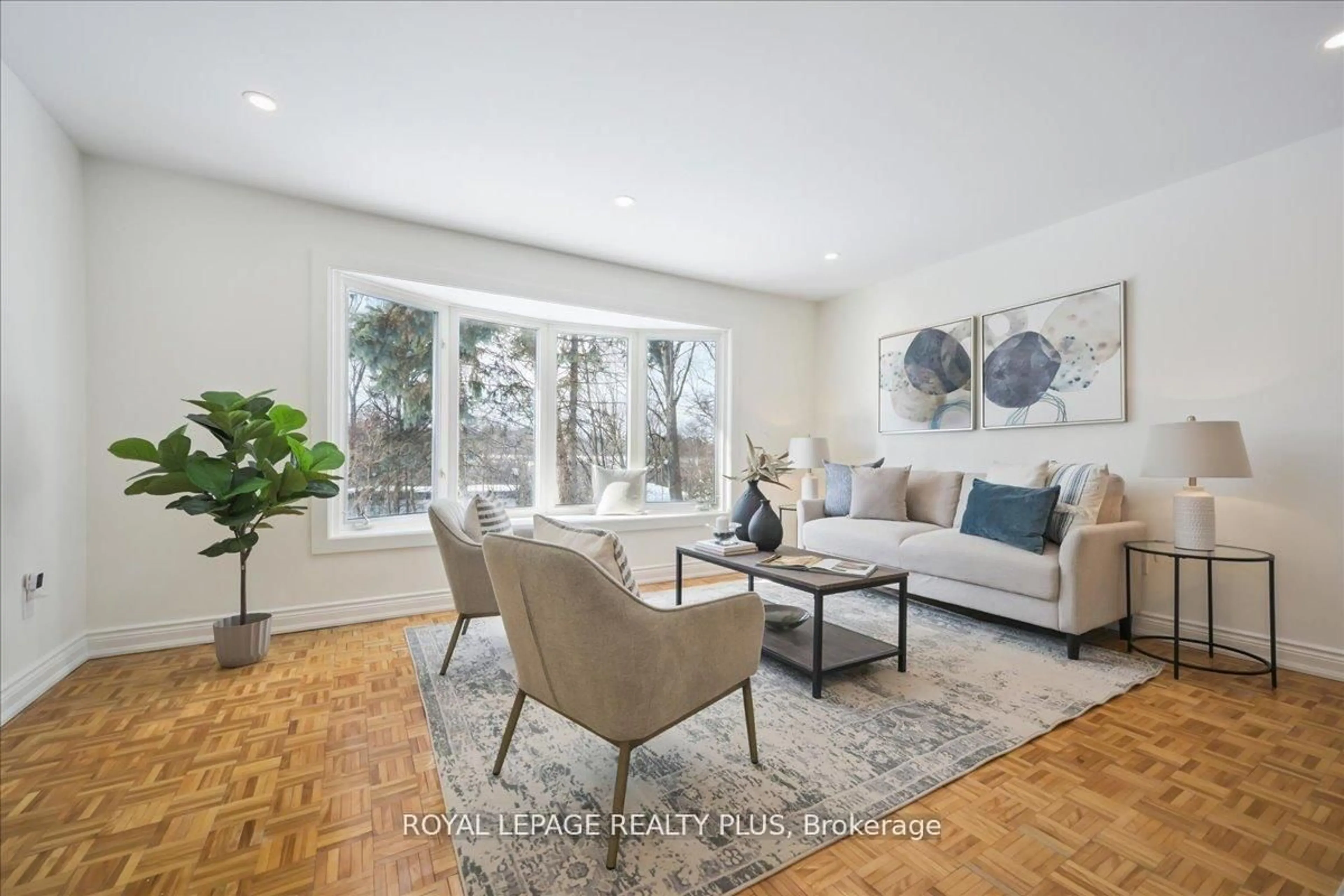 Living room with furniture, unknown for 3655 Burnbrae Dr, Mississauga Ontario L5C 2R6