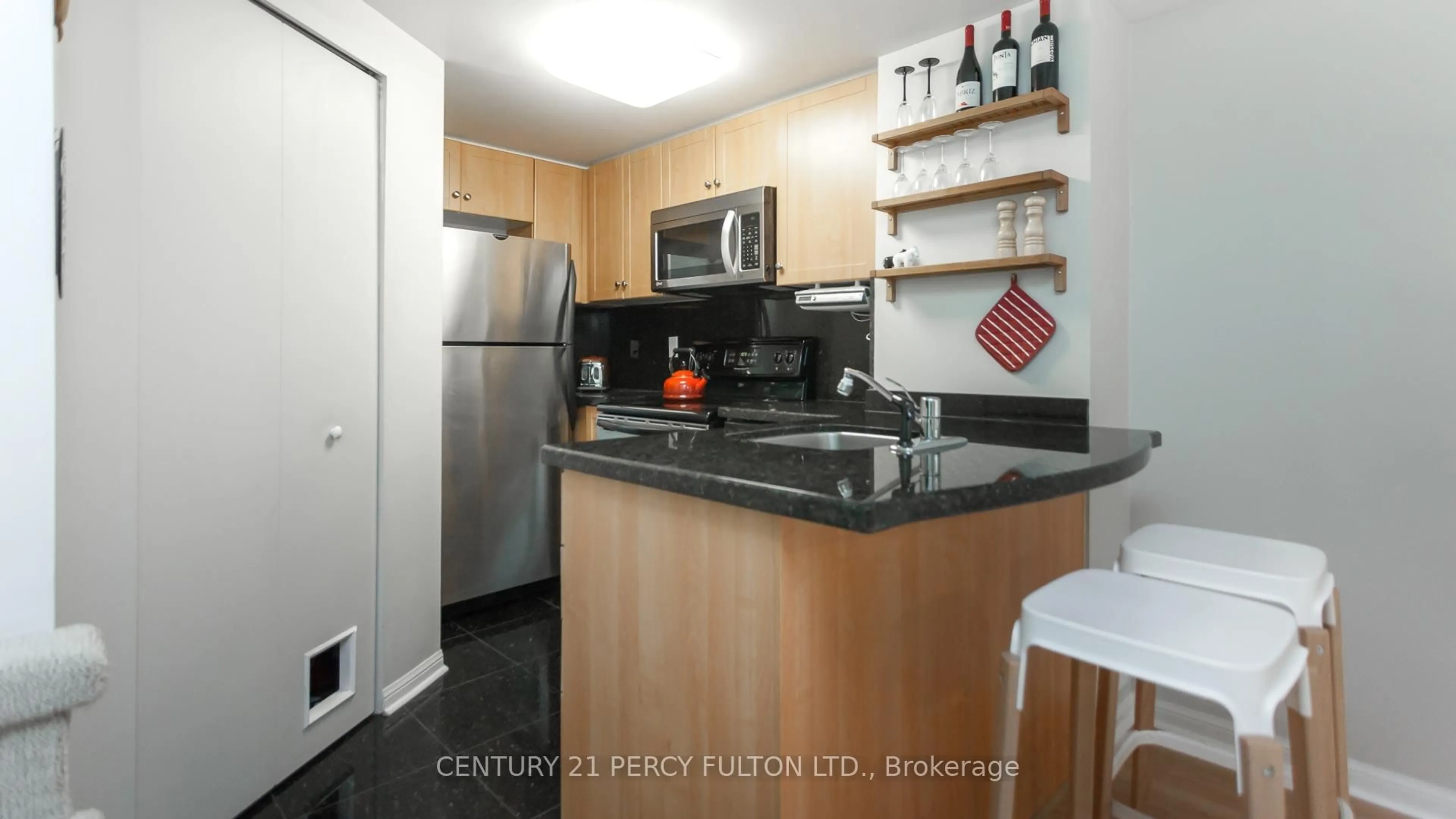 Standard kitchen, unknown for 20 Machells Ave #112, Toronto Ontario M6K 3H8