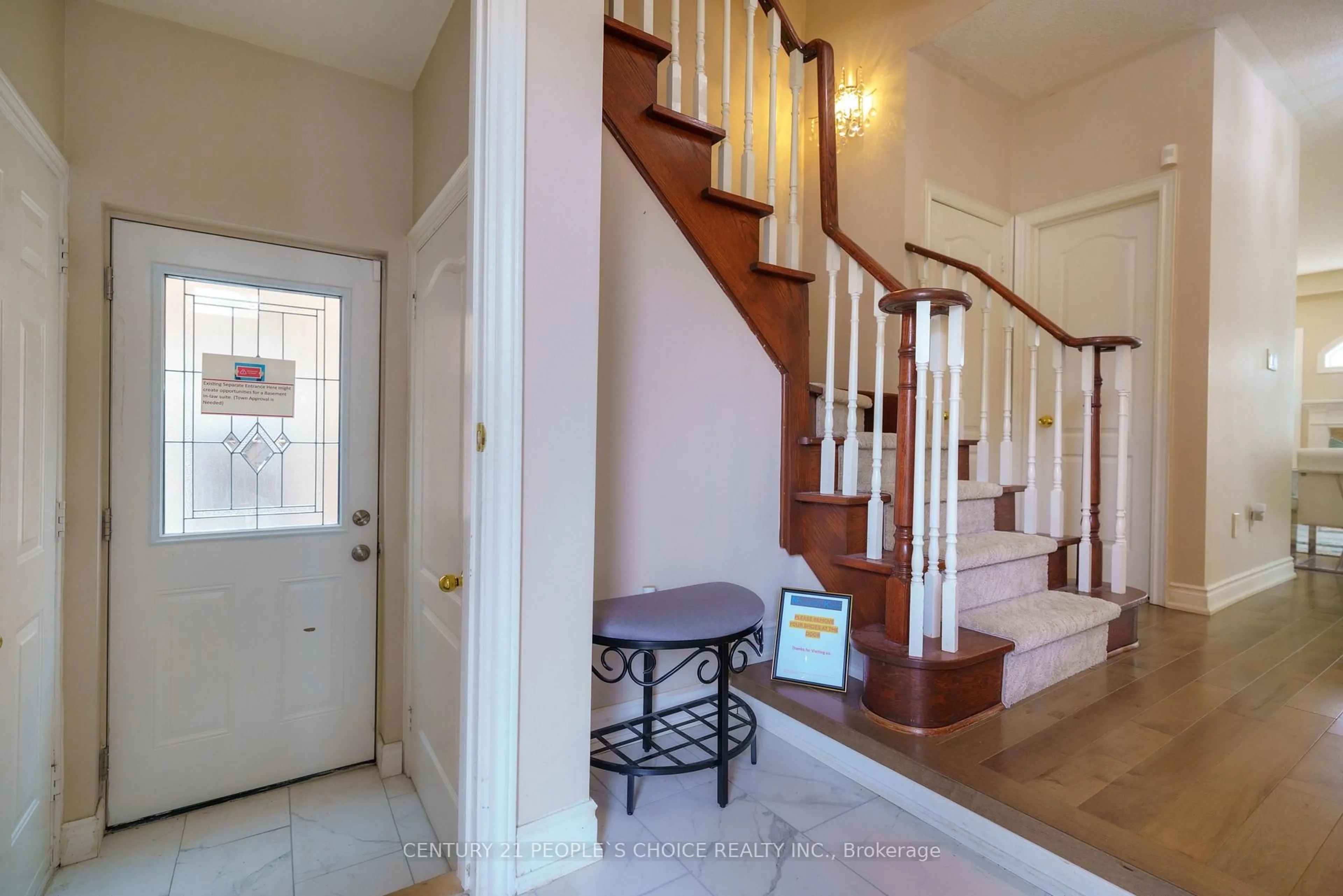 Indoor entryway for 2296 Owlridge Dr, Oakville Ontario L6M 3V4