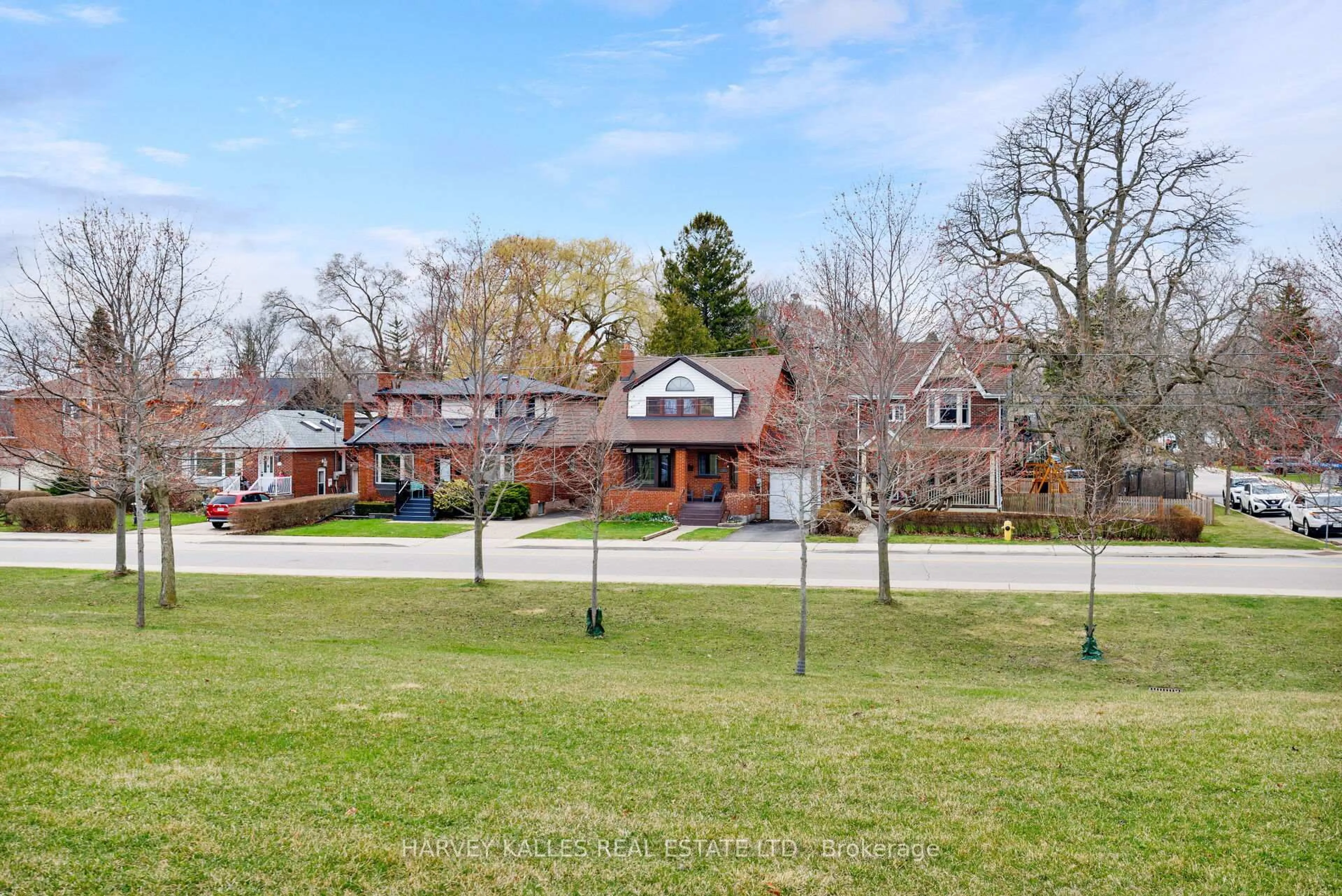 A pic from outside/outdoor area/front of a property/back of a property/a pic from drone, street for 4 Twenty Third St, Toronto Ontario M8V 3M7
